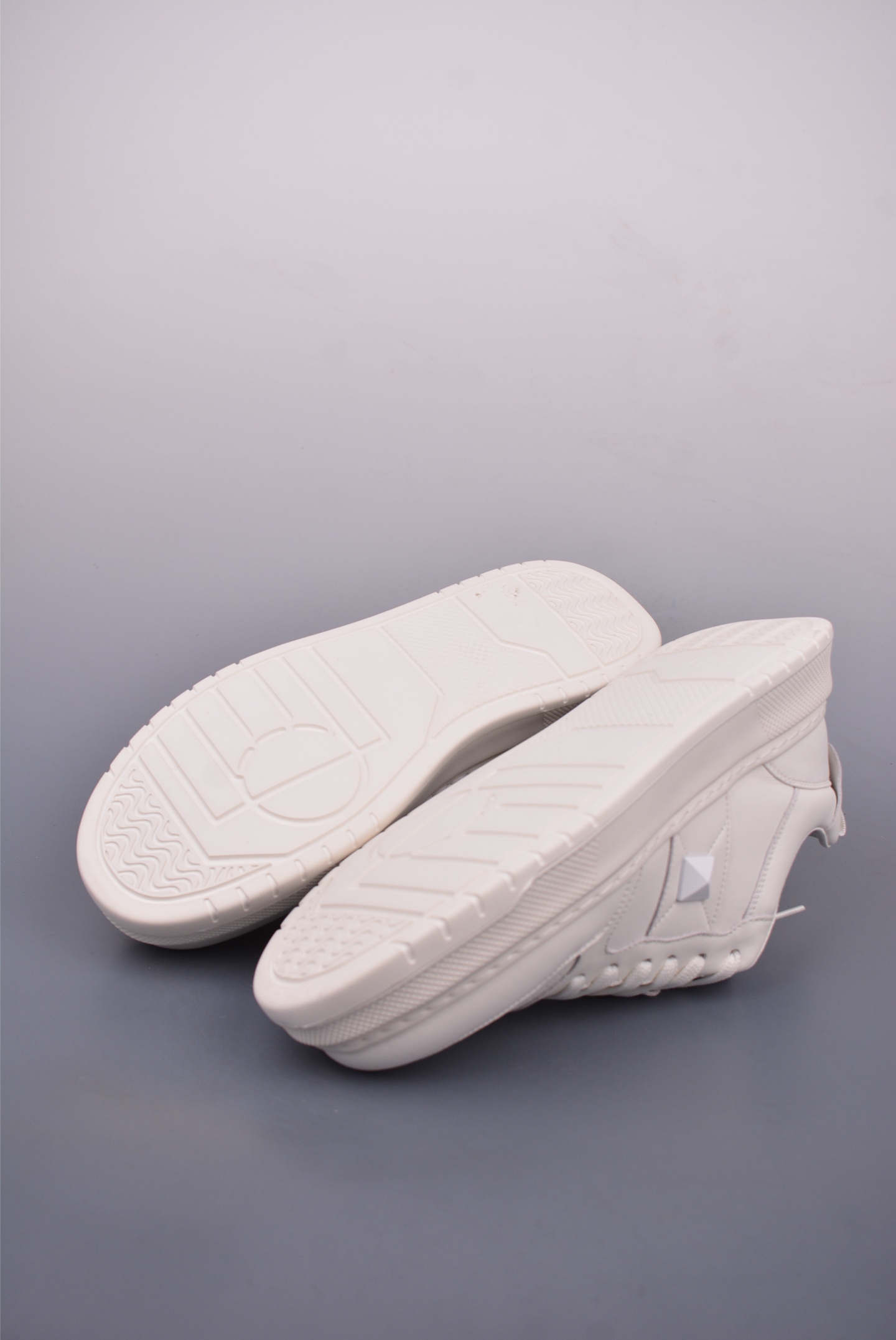 380 Valentino 华伦天奴休闲铆钉小白鞋 2025最新款时尚运动板鞋 P38566H