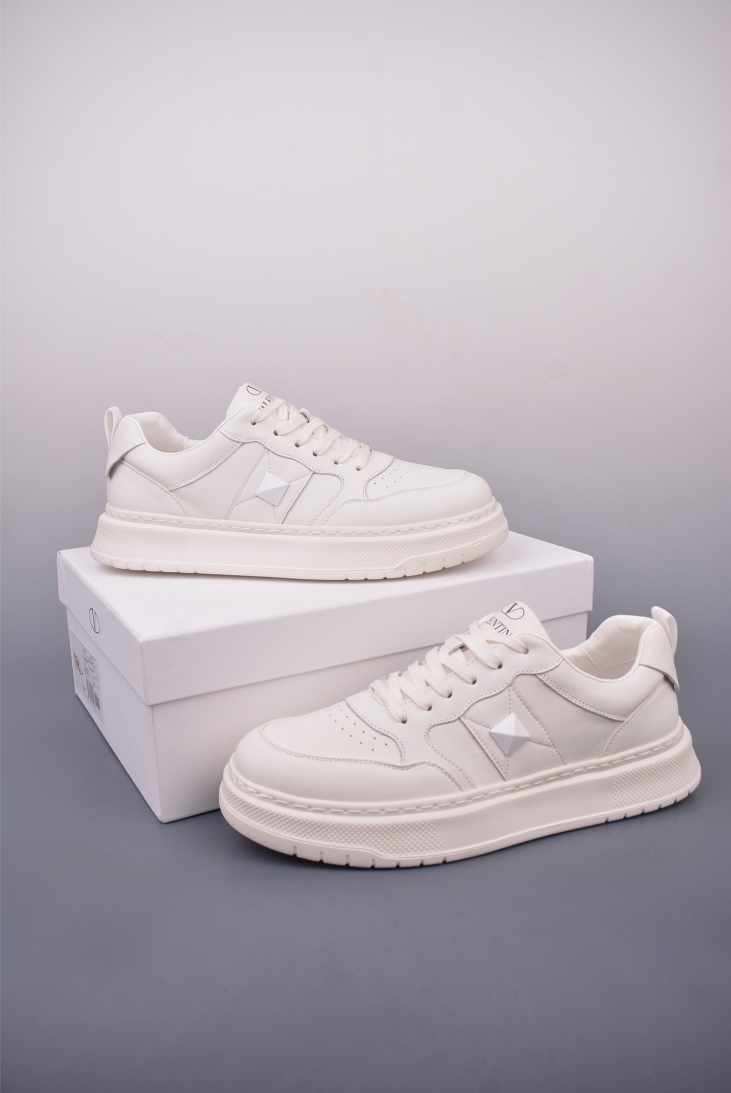 380 Valentino 华伦天奴休闲铆钉小白鞋 2025最新款时尚运动板鞋 P38566H