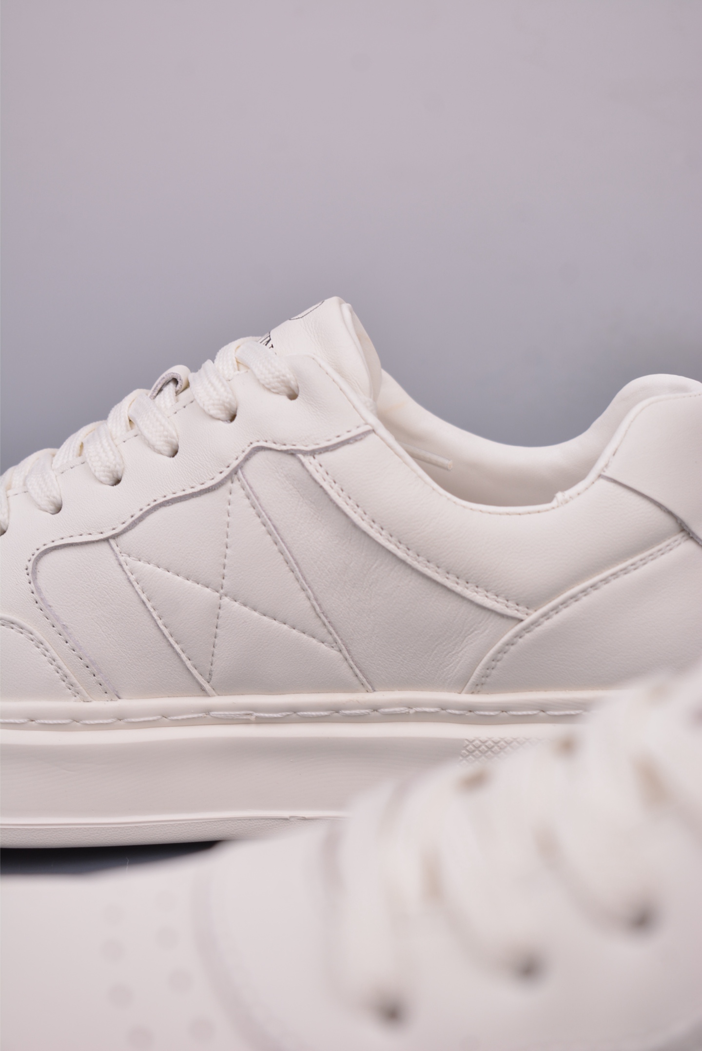 380 Valentino 华伦天奴休闲铆钉小白鞋 2025最新款时尚运动板鞋 P38566H