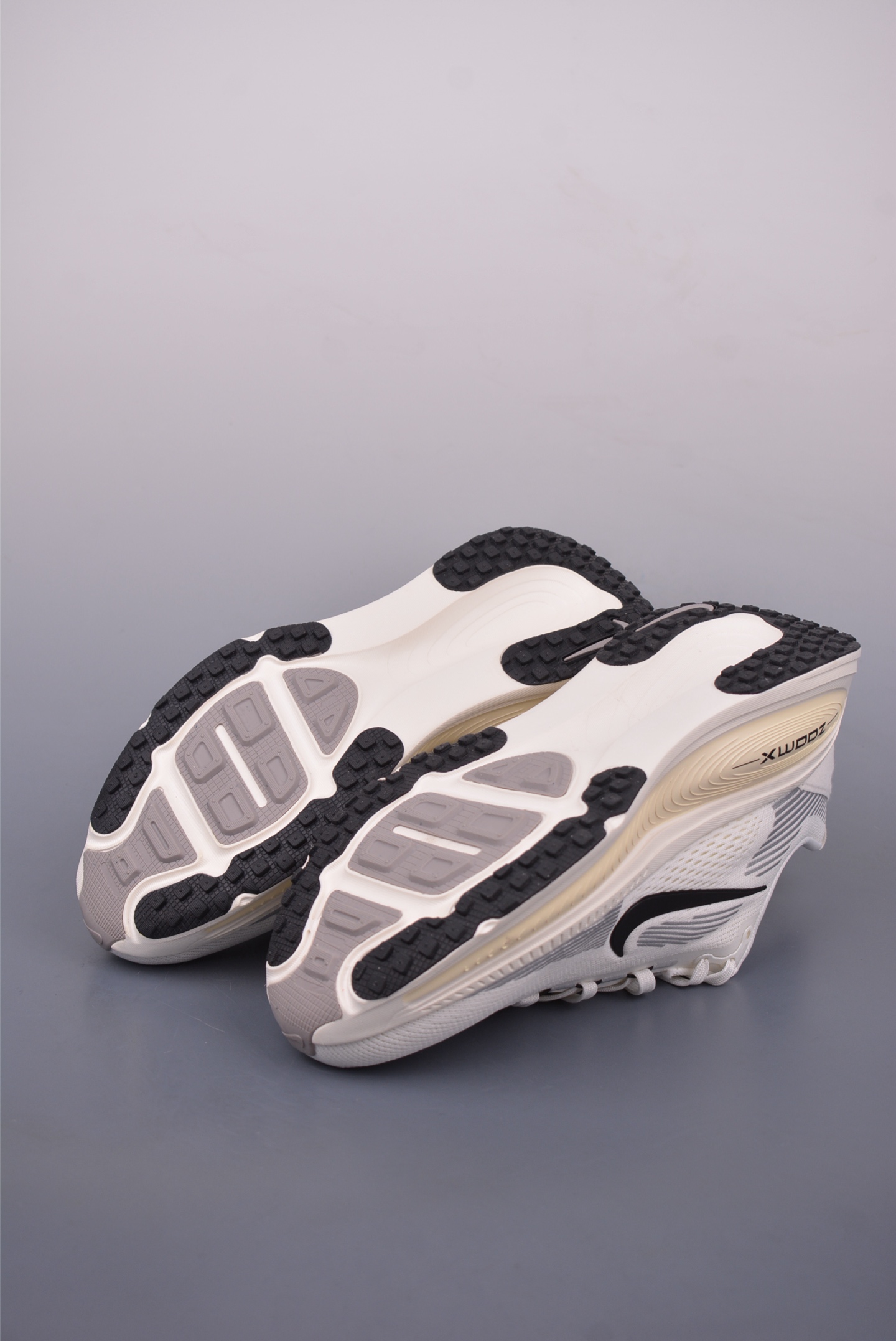 180 Nike Air Zoom Vomero 18 全新科技提前原鞋开发 运动跑鞋 HM6803-101