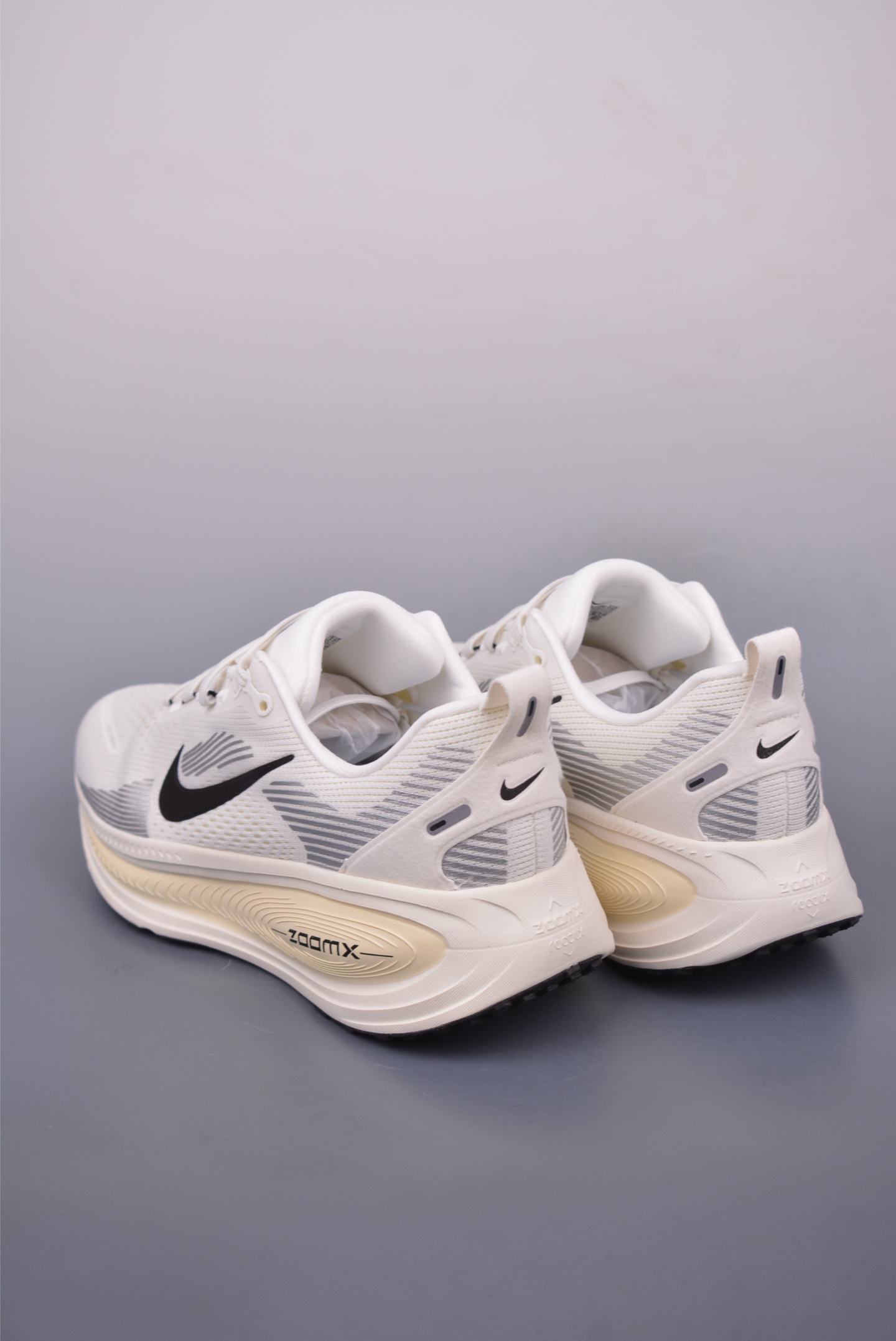 180 Nike Air Zoom Vomero 18 全新科技提前原鞋开发 运动跑鞋 HM6803-101
