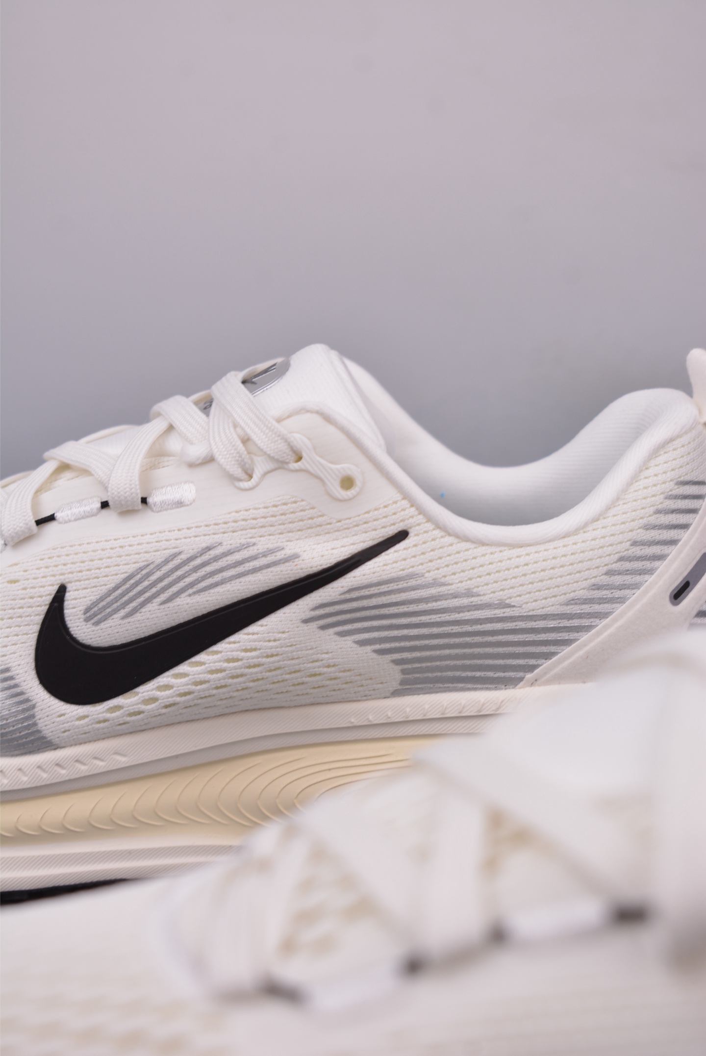 180 Nike Air Zoom Vomero 18 全新科技提前原鞋开发 运动跑鞋 HM6803-101