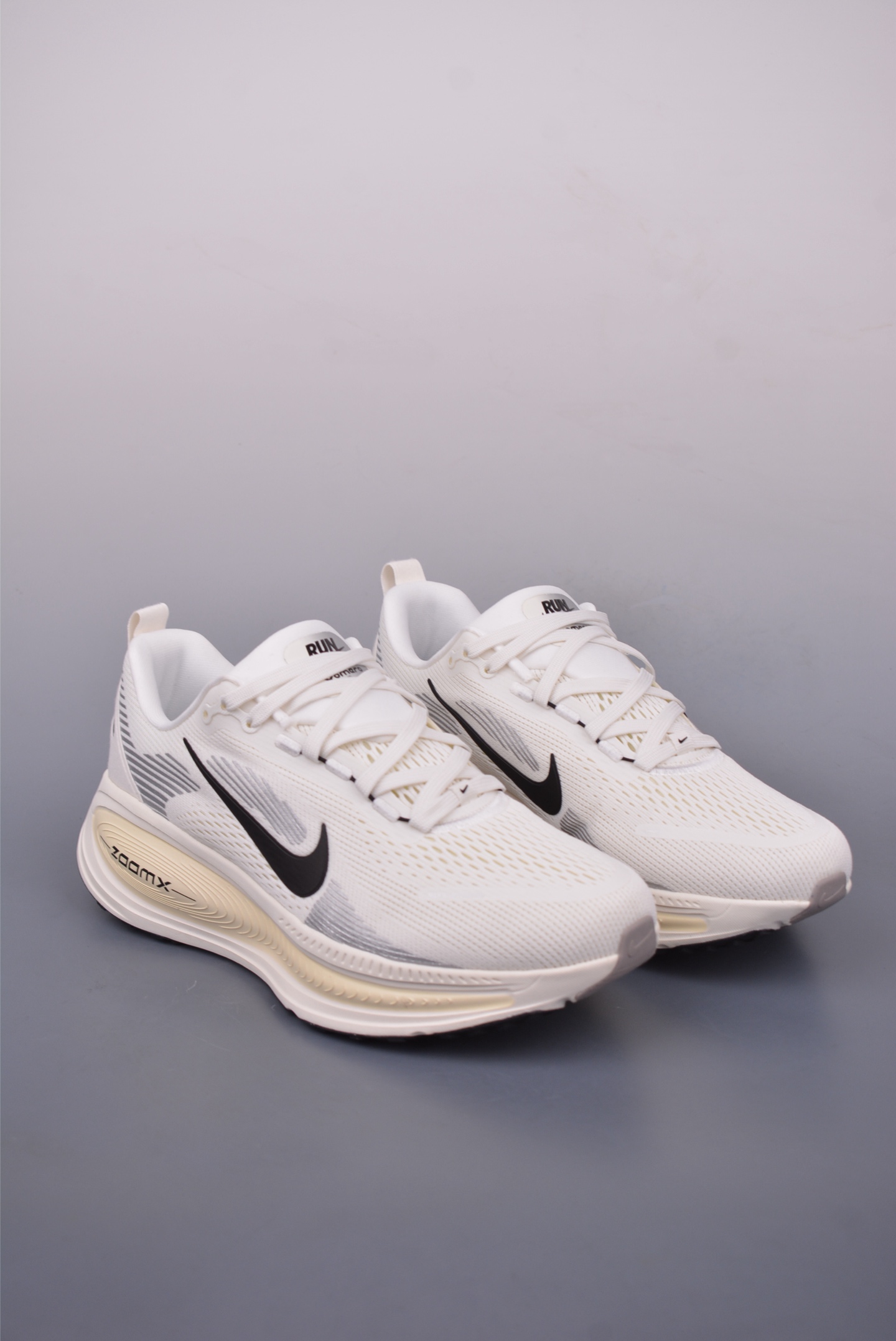 180 Nike Air Zoom Vomero 18 全新科技提前原鞋开发 运动跑鞋 HM6803-101