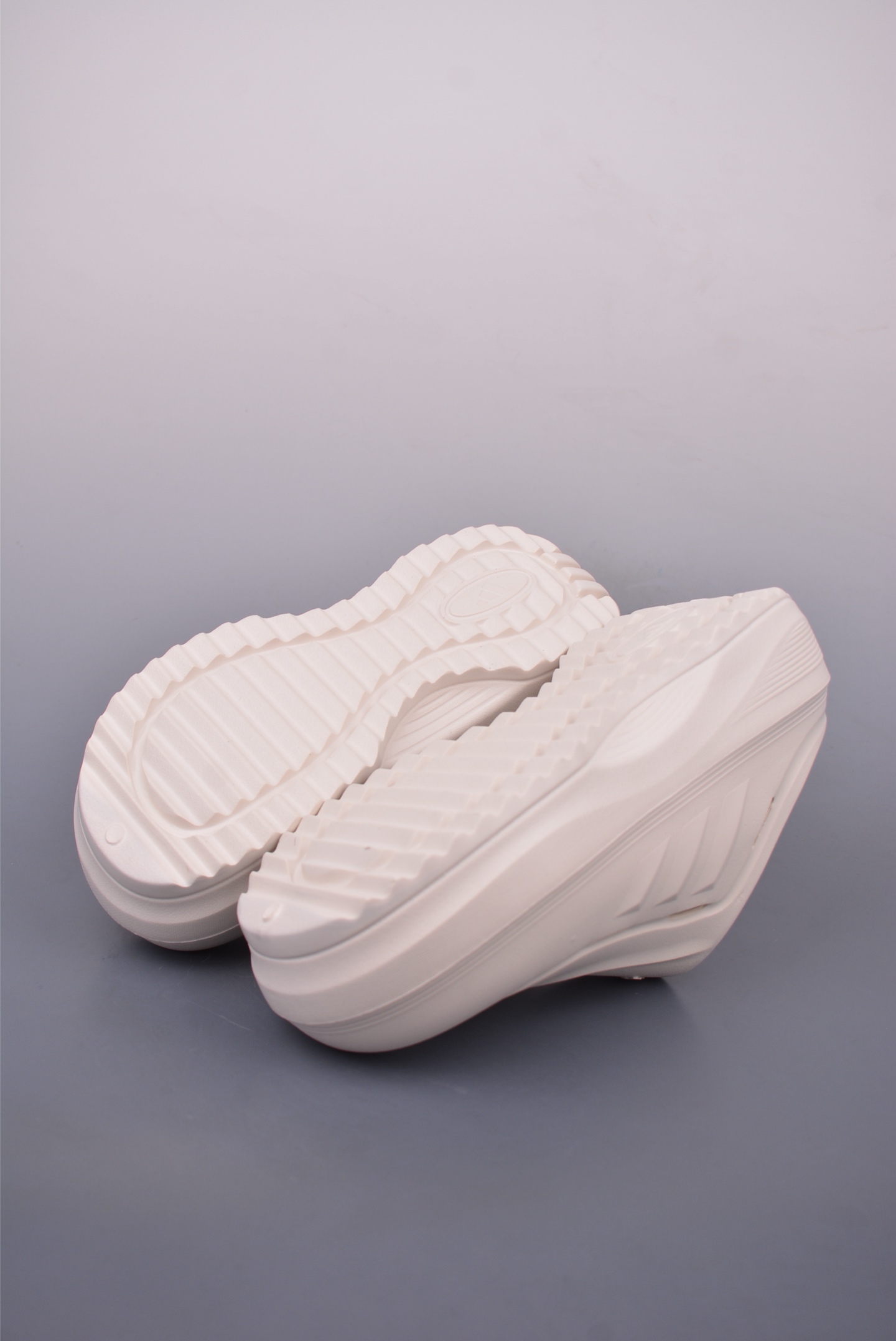 110 adidas OZWAVE CLOG 防滑包头 厨师鞋二代 稳定缓震回弹厚底老爹拖鞋 JR9272