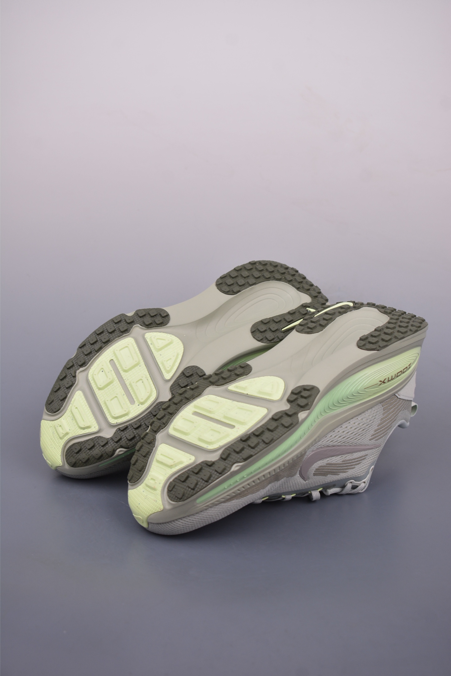 180 Nike Air Zoom Vomero 18 全新科技提前原鞋开发 运动跑鞋 HM6803-002