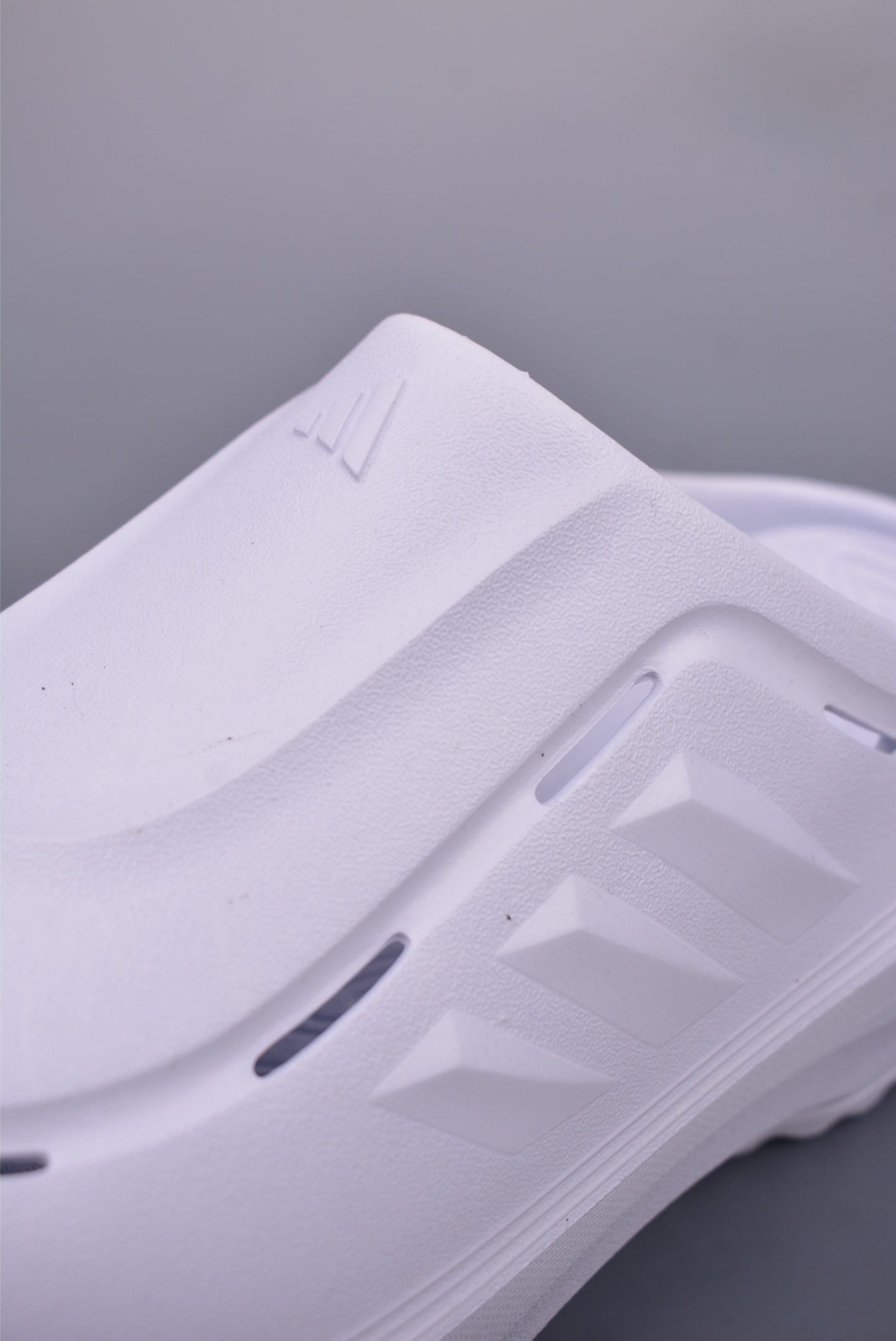 110 adidas OZWAVE CLOG 防滑包头 厨师鞋二代 稳定缓震回弹厚底老爹拖鞋 JR9273