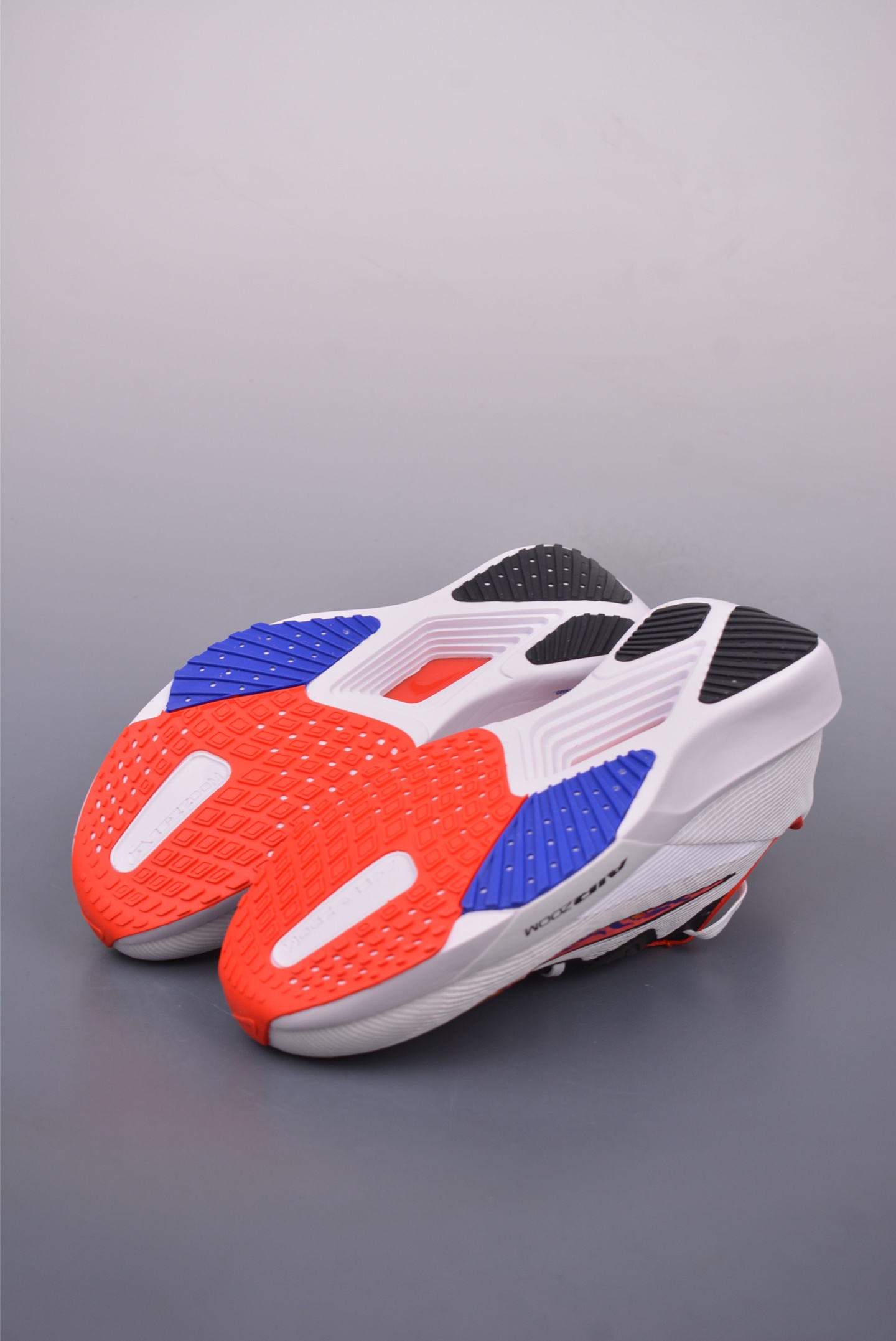 180 NIKE Zoom Rival Fly 4 耐克超弹轻盈跑步鞋 HQ3512-100