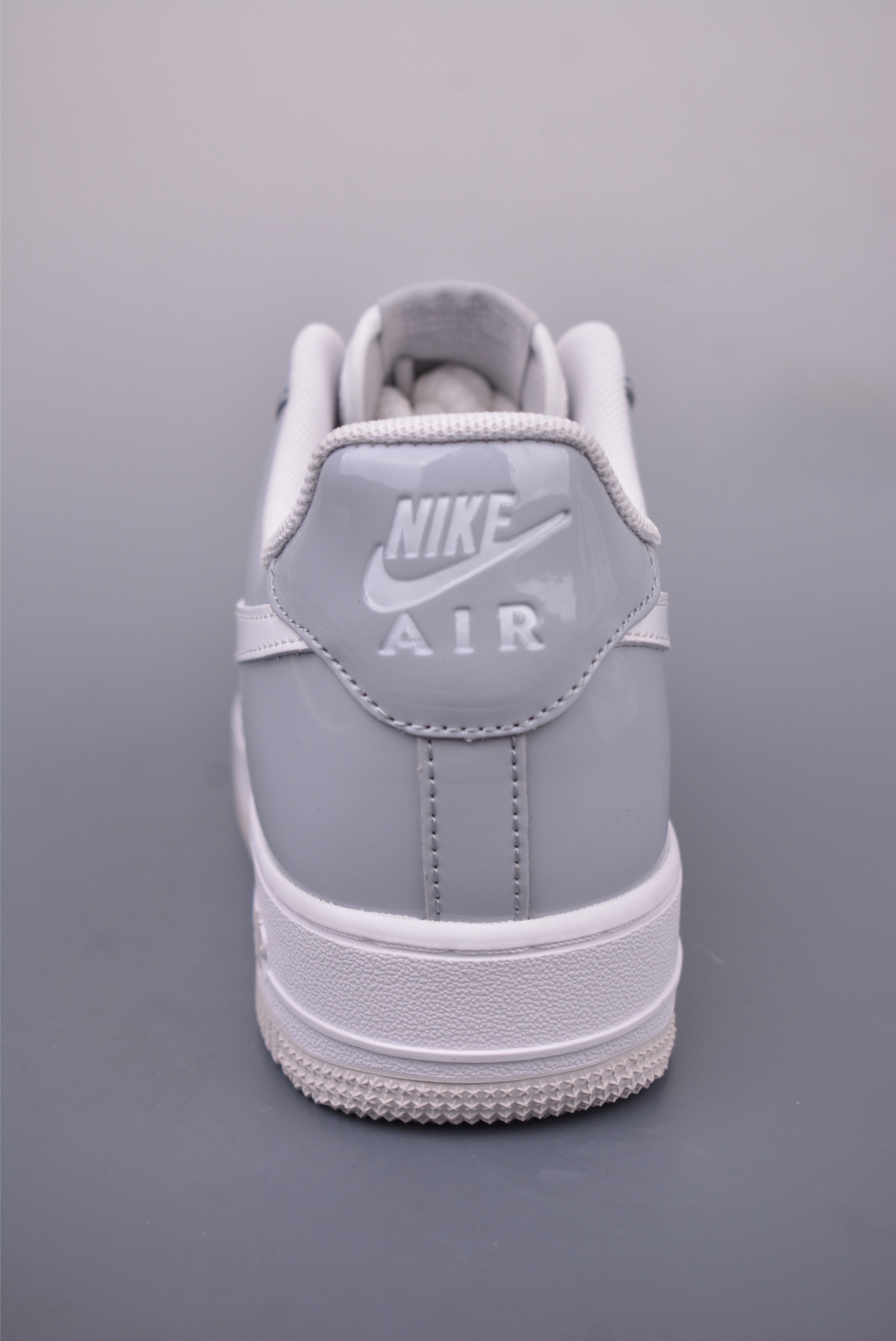 180 Nike Air Force 1 Low 灰白漆皮 HV9405-001