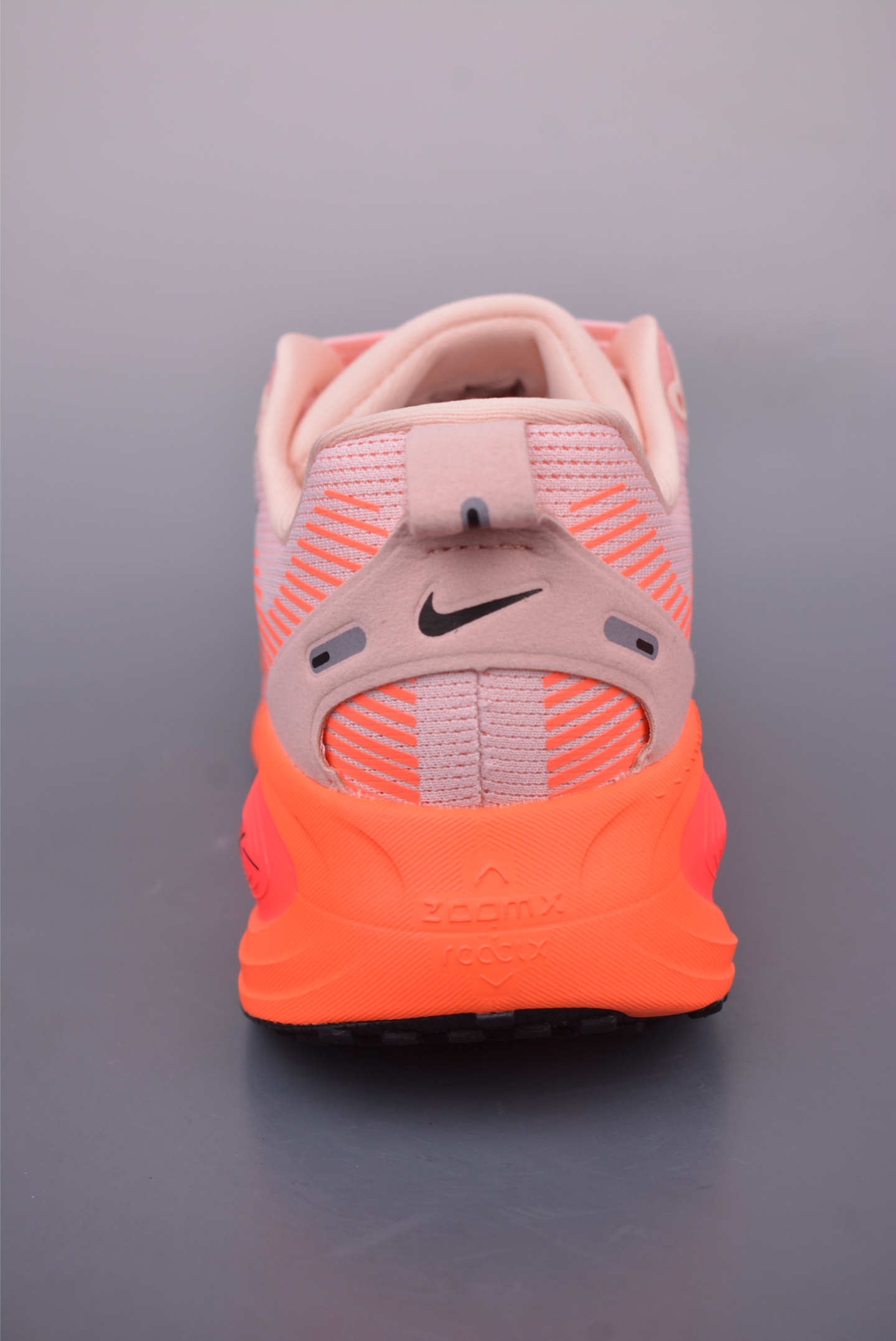180 Nike Air Zoom Vomero 18 全新科技提前原鞋开发 运动跑鞋 HM6804-600