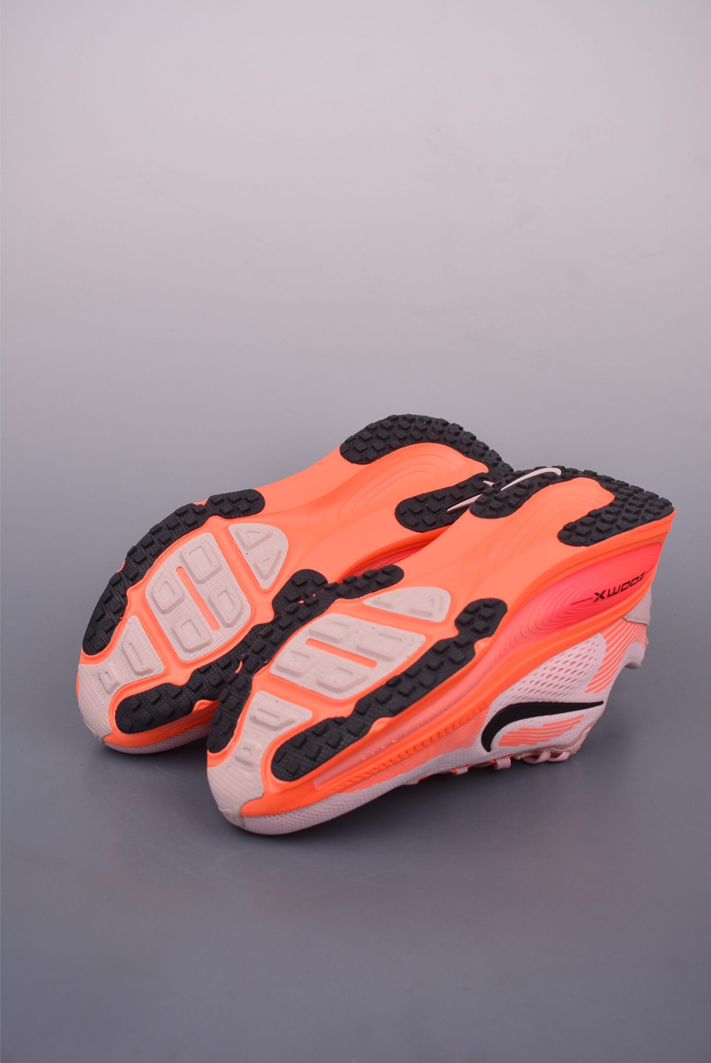 180 Nike Air Zoom Vomero 18 全新科技提前原鞋开发 运动跑鞋 HM6804-600