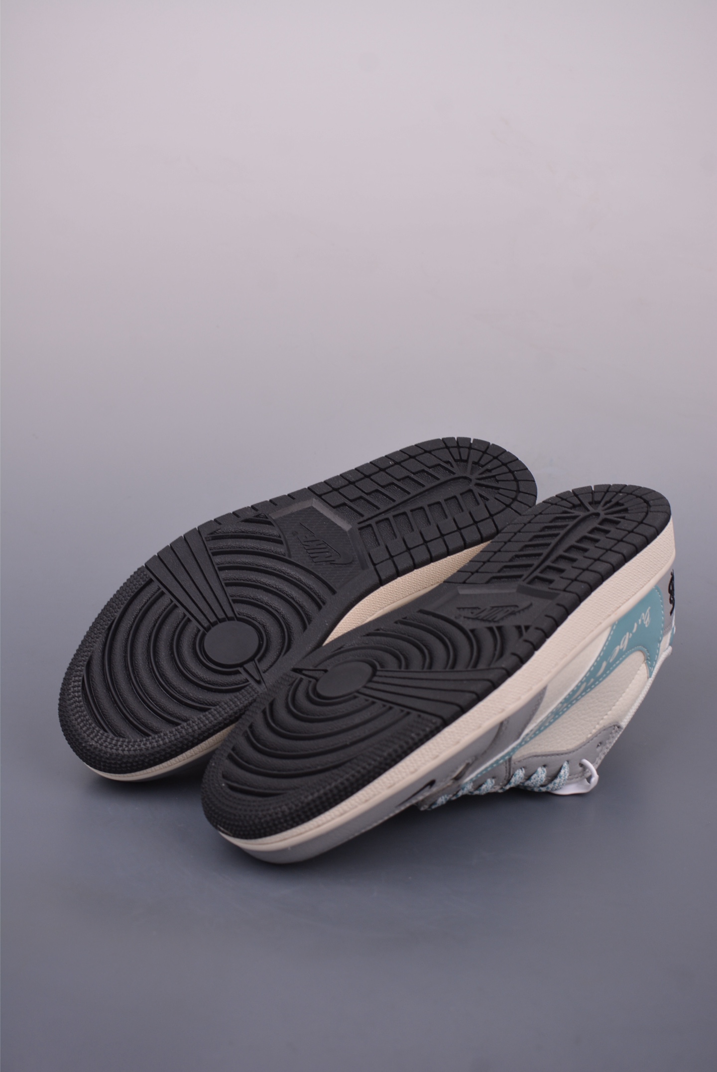 260 Fragment x Travis Scott x 巴黎世家 Air Jordan 1 Low 三方联名倒钩 XF8698-072