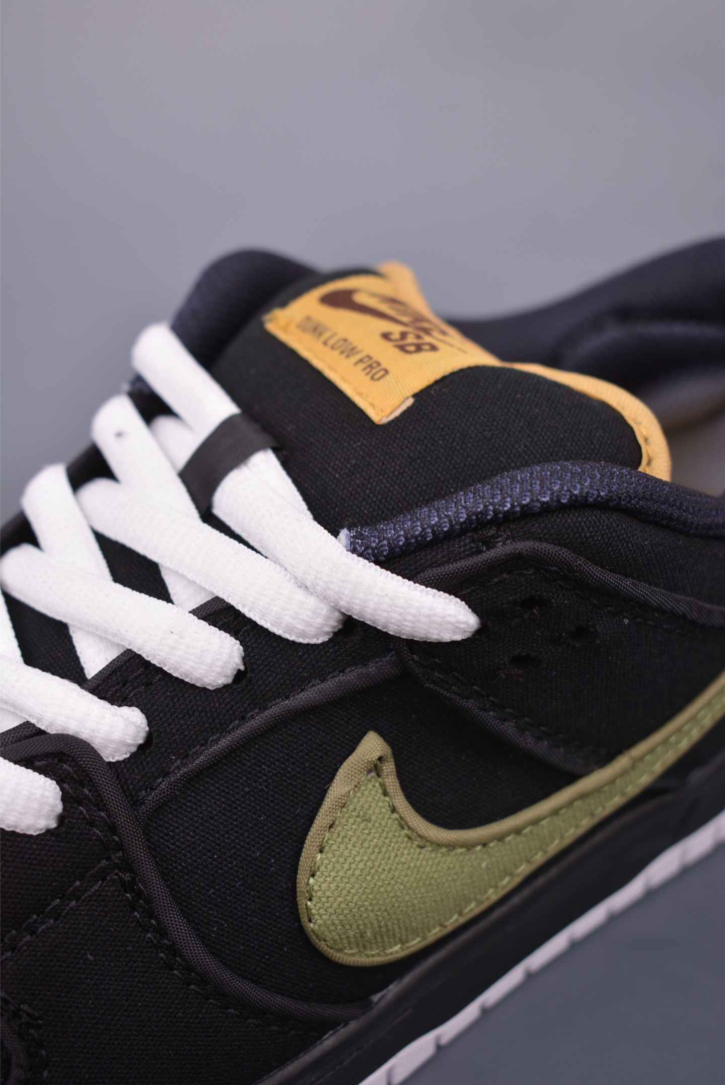 200 NIKE SB Dunk Low FN5880-001