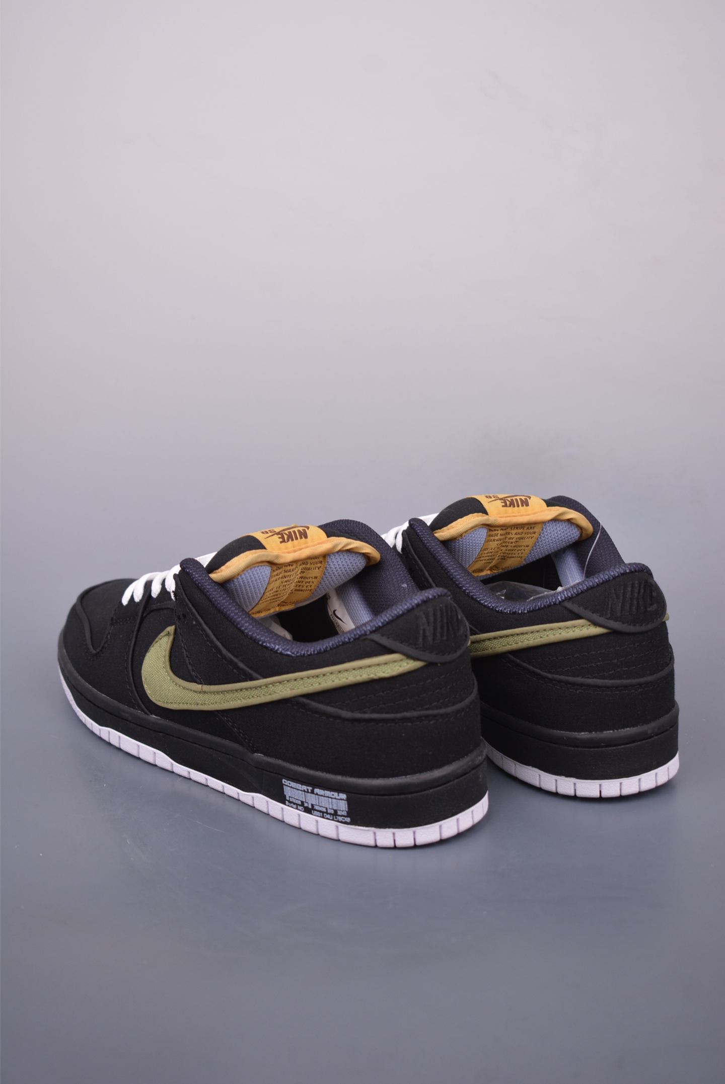 200 NIKE SB Dunk Low FN5880-001