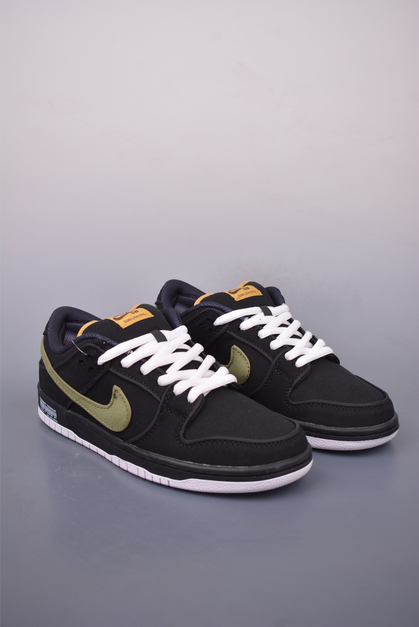 200 NIKE SB Dunk Low FN5880-001