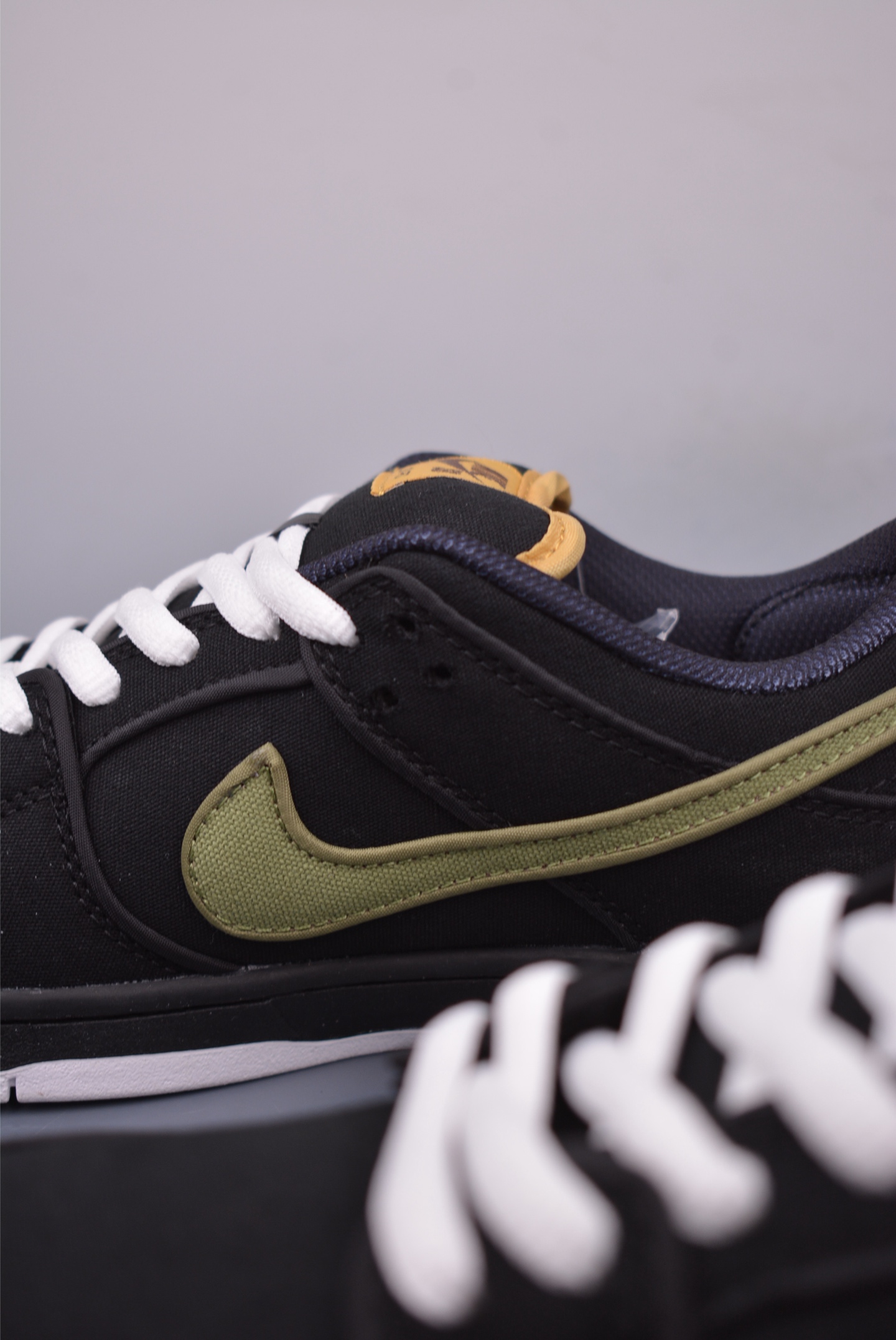 200 NIKE SB Dunk Low FN5880-001