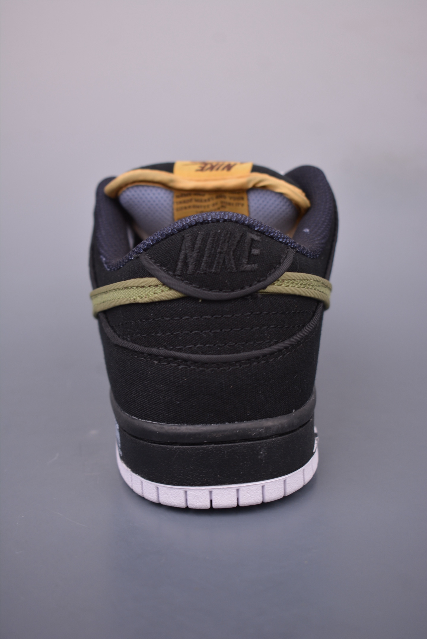 200 NIKE SB Dunk Low FN5880-001