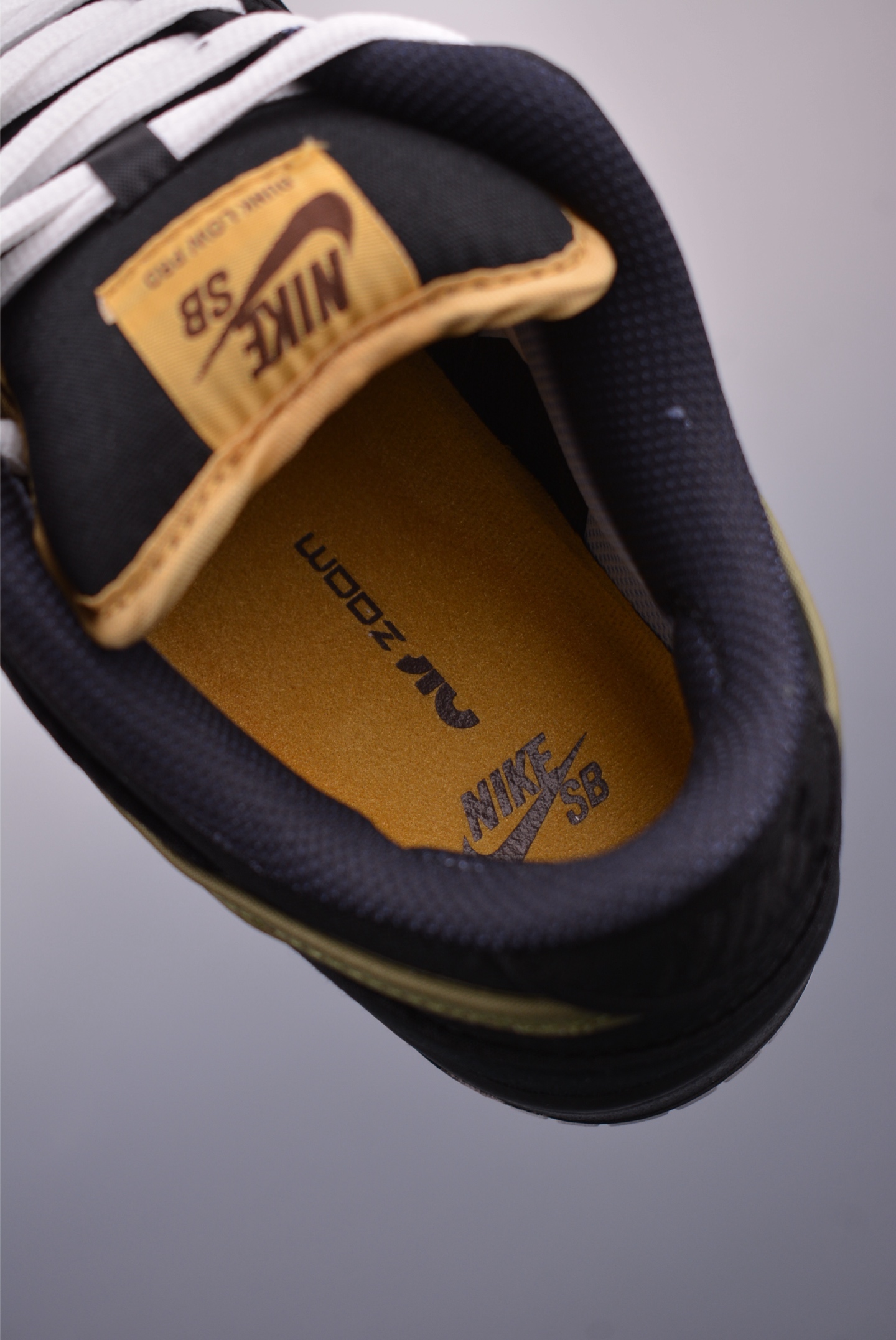 200 NIKE SB Dunk Low FN5880-001