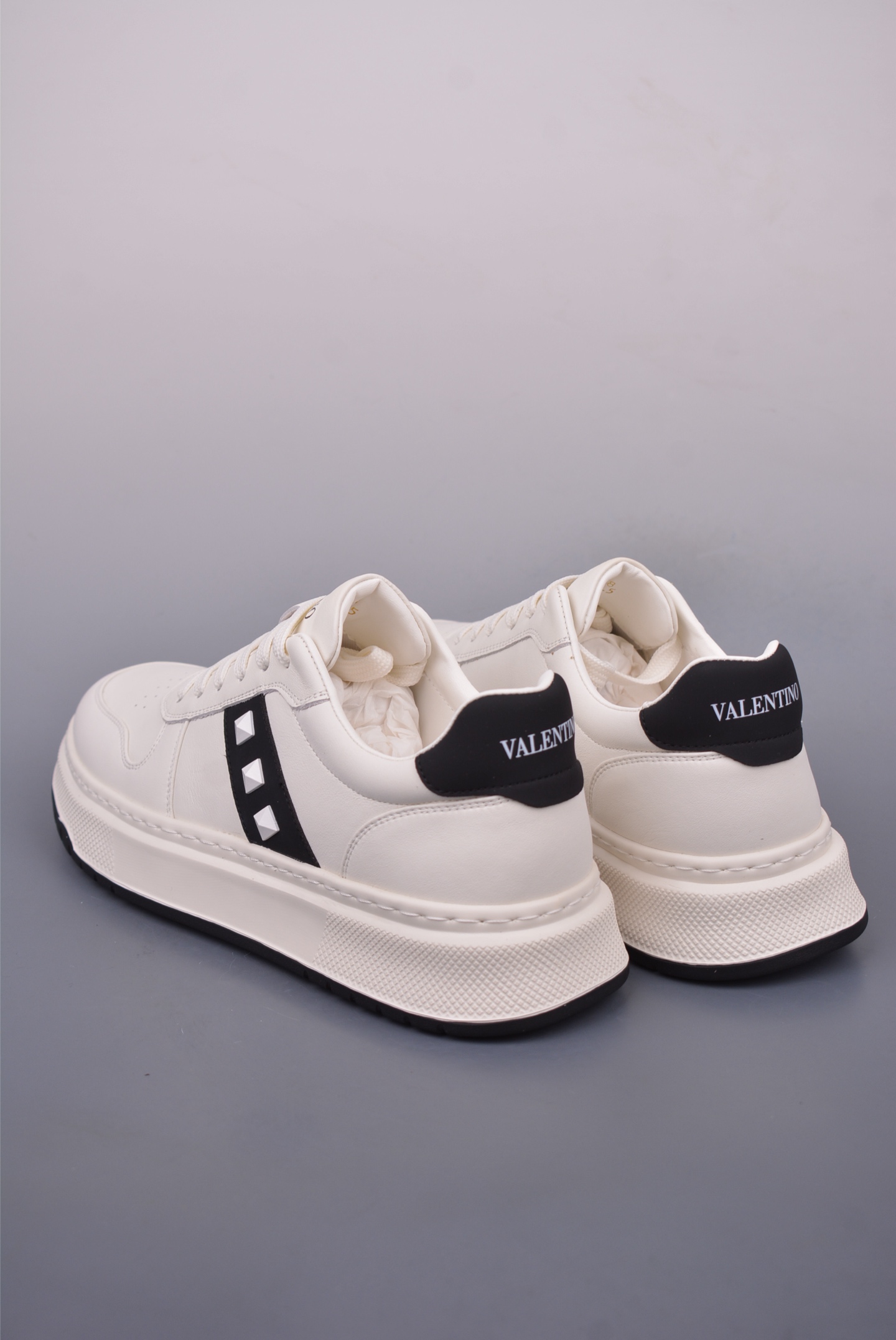 420 Valentino 华伦天奴休闲铆钉小白鞋 2025最新款时尚运动板鞋 P37528H