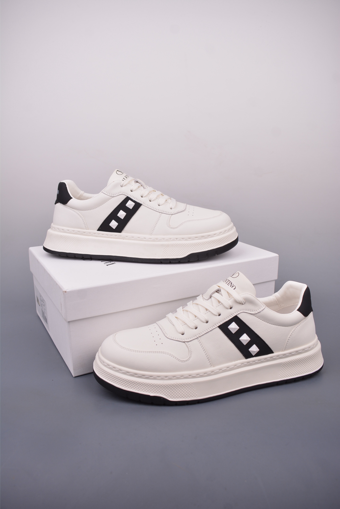 420 Valentino 华伦天奴休闲铆钉小白鞋 2025最新款时尚运动板鞋 P37528H