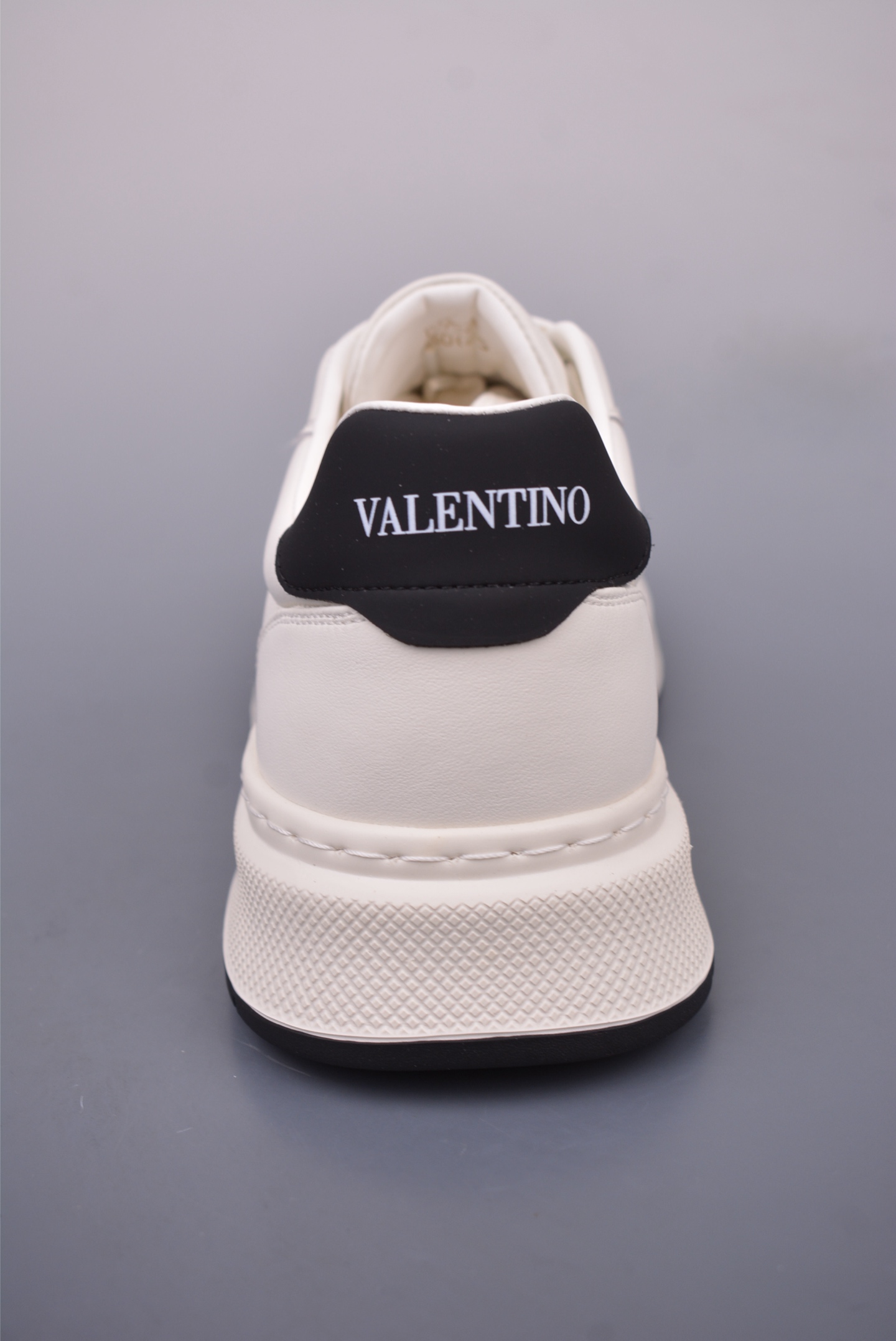 420 Valentino 华伦天奴休闲铆钉小白鞋 2025最新款时尚运动板鞋 P37528H