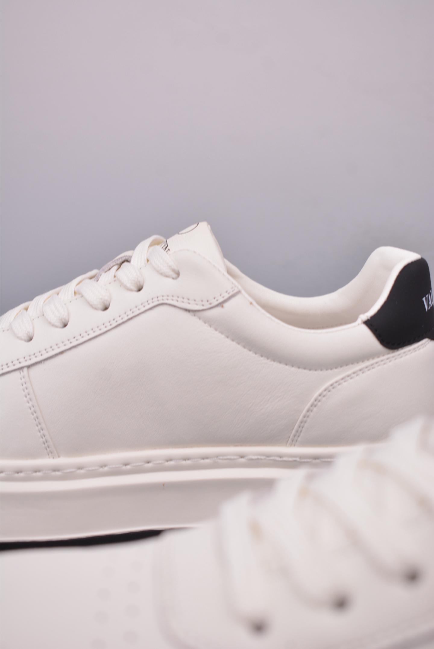 420 Valentino 华伦天奴休闲铆钉小白鞋 2025最新款时尚运动板鞋 P37528H