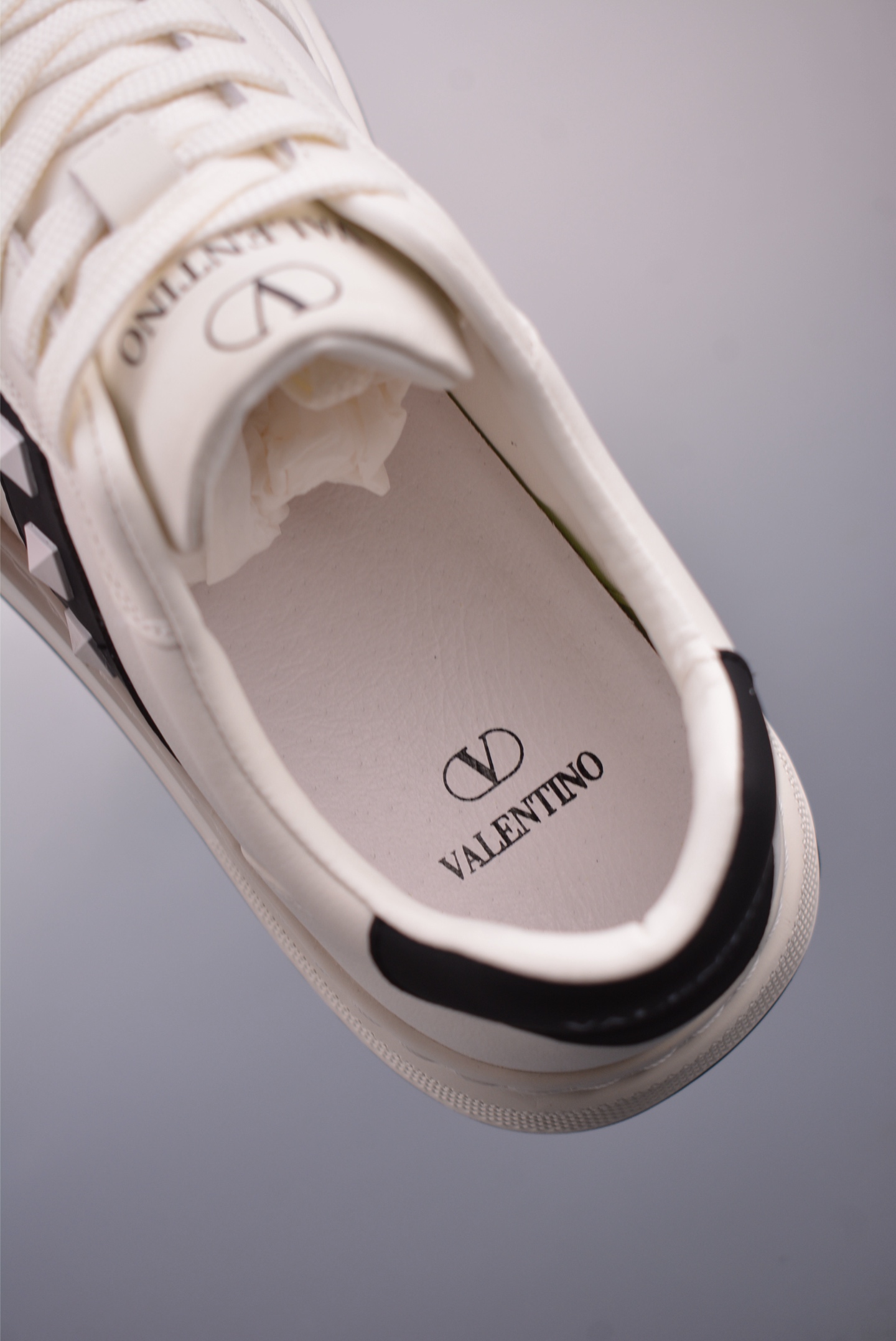 420 Valentino 华伦天奴休闲铆钉小白鞋 2025最新款时尚运动板鞋 P37528H