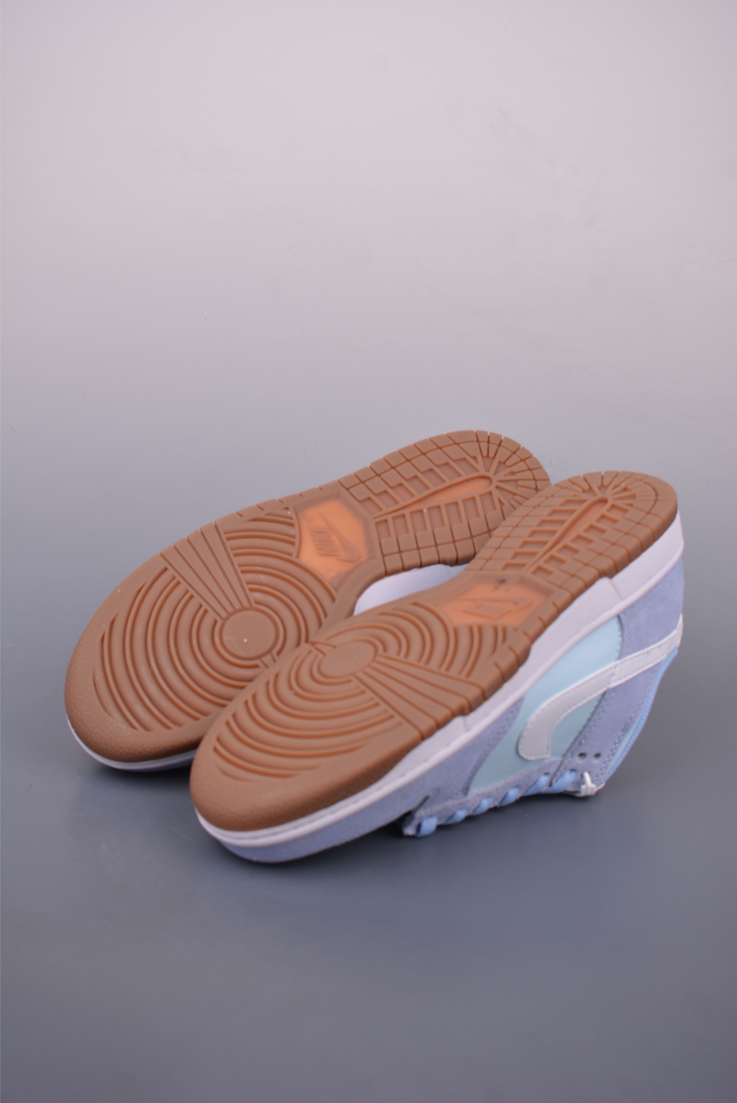 200 NIKE SB Dunk Low IB6399-400