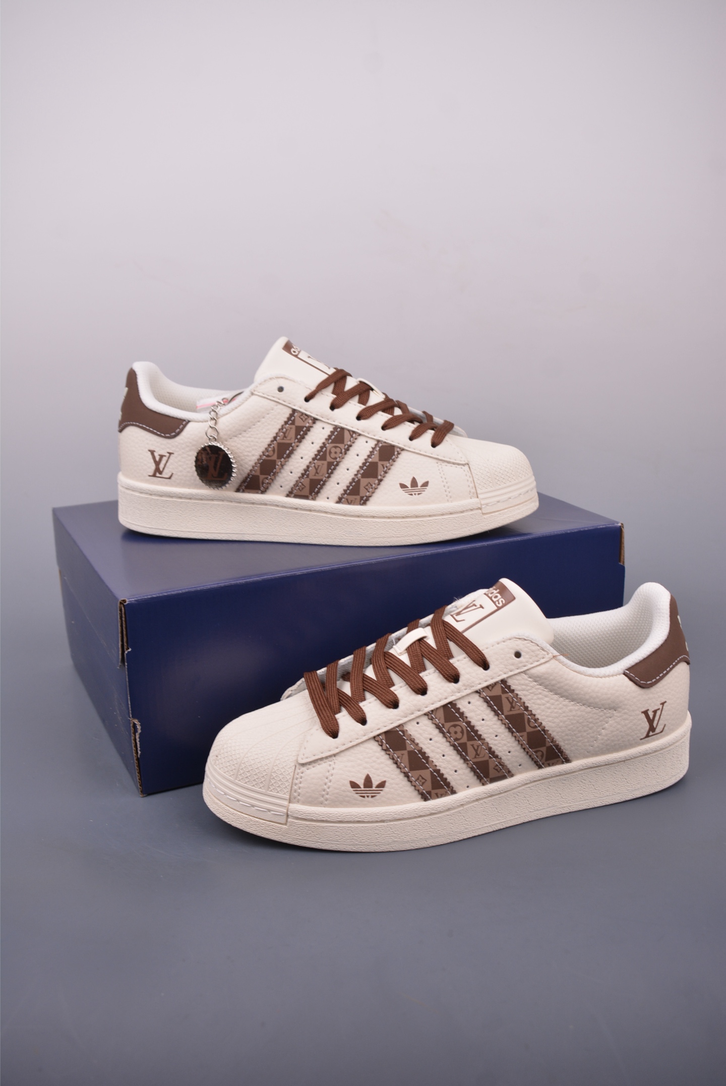 Adidas Originals Superstar x Givenchy '2025' Edition Leather Sneakers 2 i1747052141981 5042 0 1