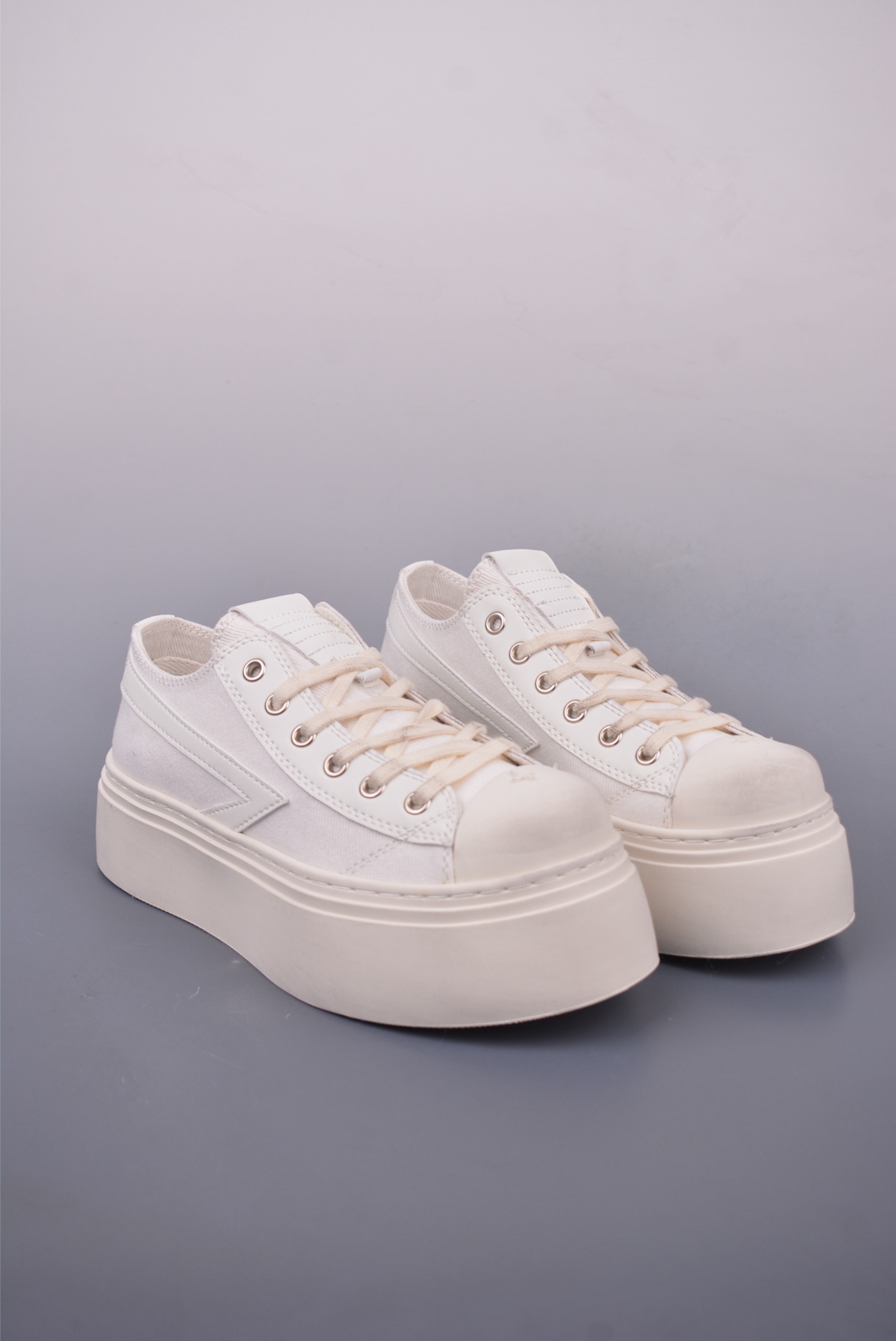 Smfk Garden Vintage Skate Low-Top Platform Sneakers in White Canvas
