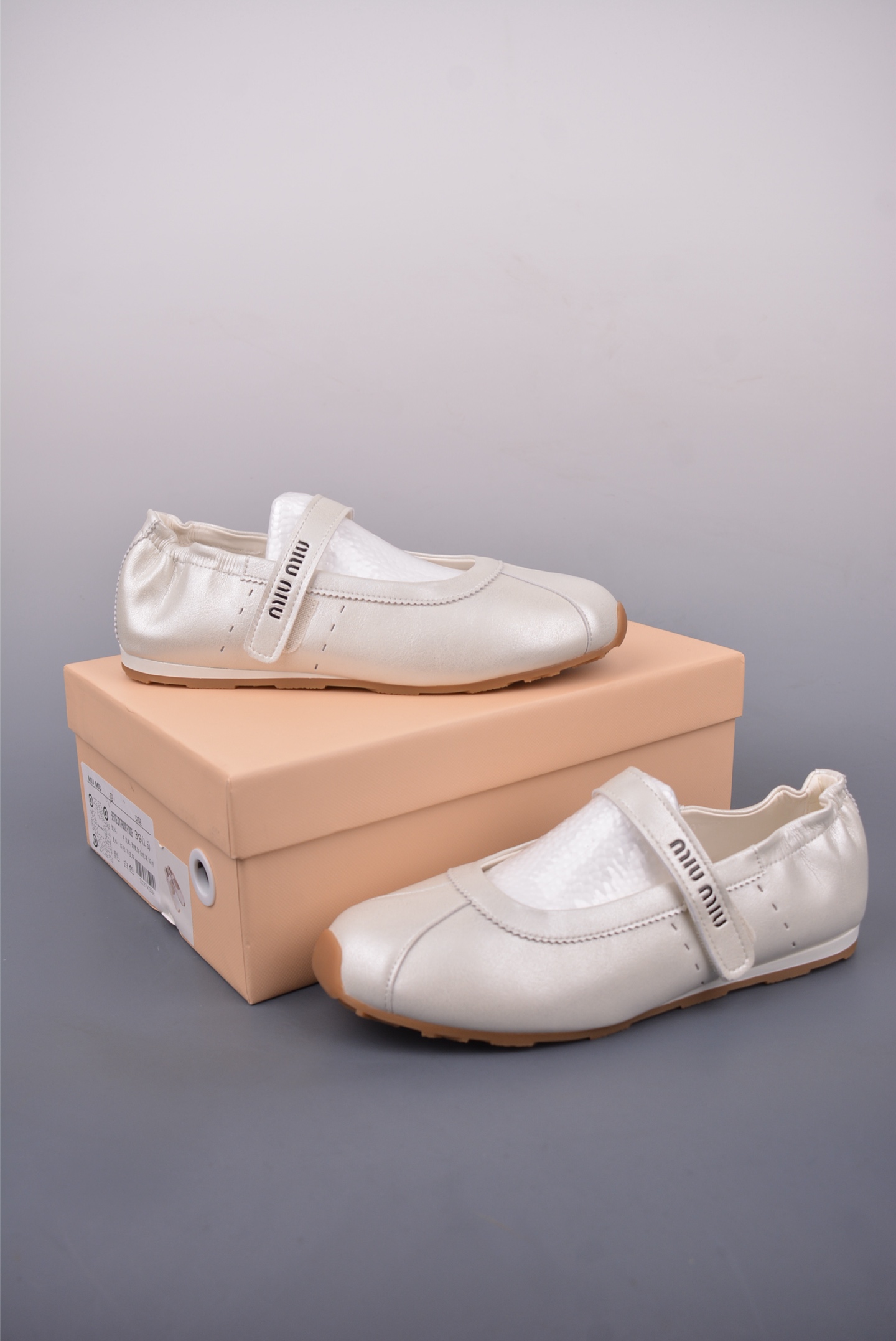 200 Miumiu 魔术贴简约 玛丽珍系列 春夏最新爆款 广东纯原大厂出品 前卫大胆的设计 5F370E