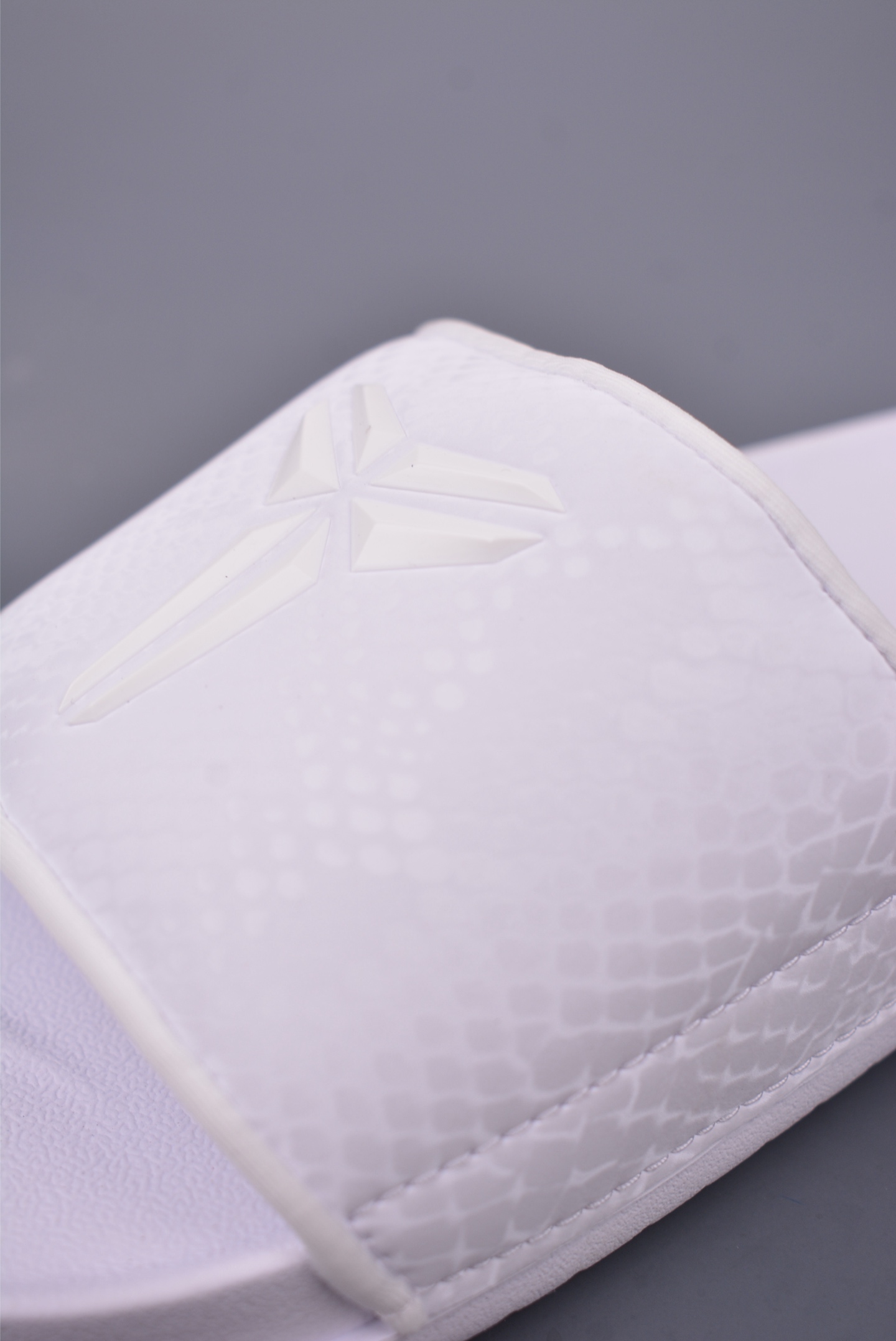 120 Nike Kobe Offcourt Slide 科比专属配色休闲拖鞋 IF2870-100