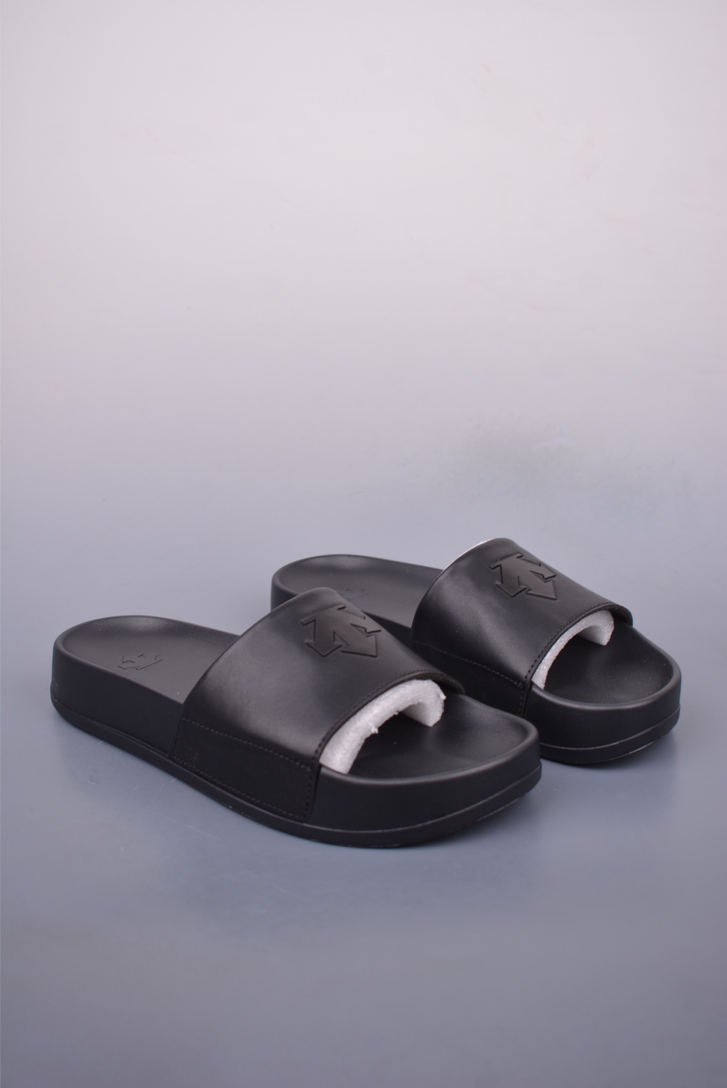 Descente Lcing Nars Comfortable and Soft Non-Slip Slide Sandals 1 i1747351753630 7724 0 0