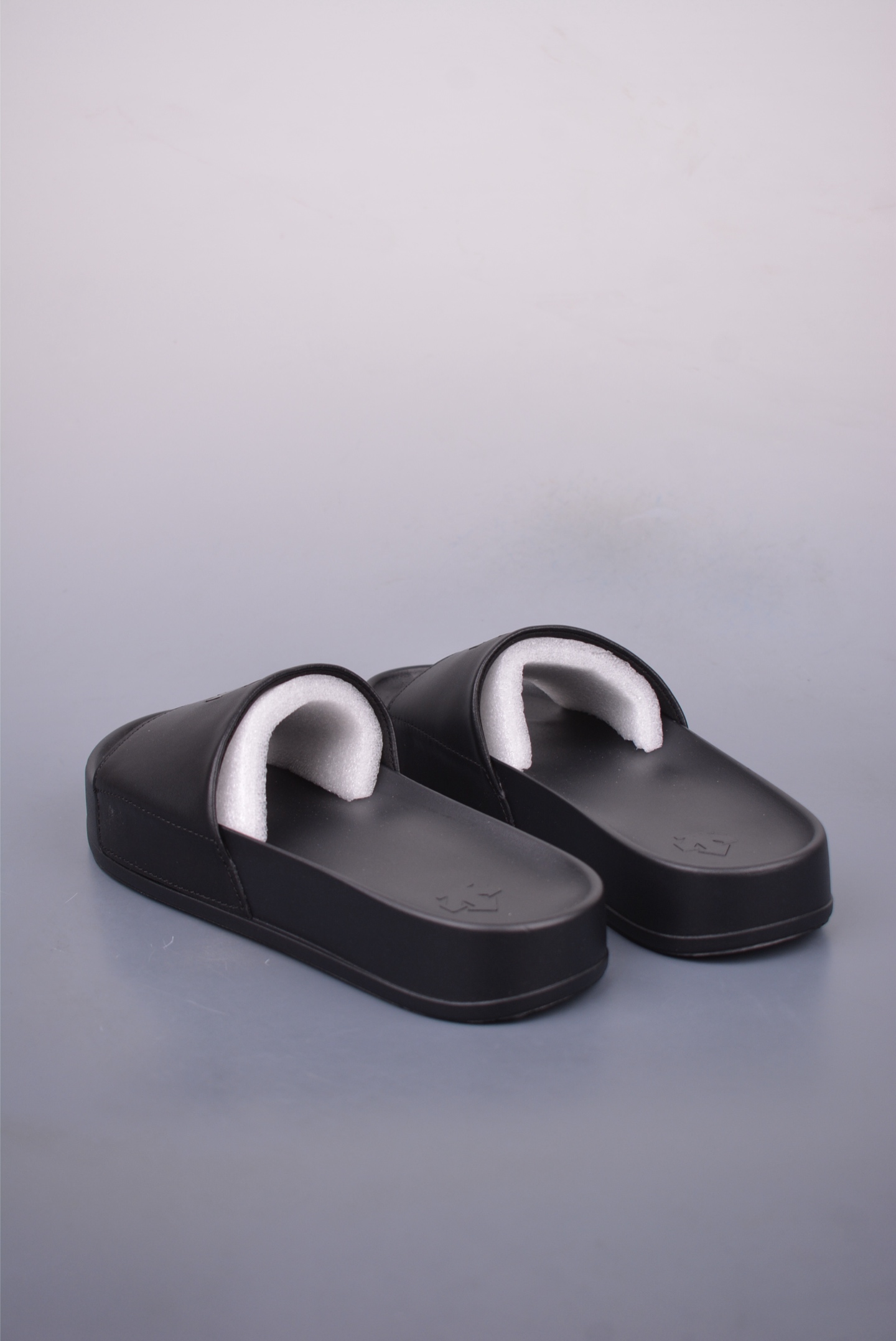 Descente Lcing Nars Comfortable and Soft Non-Slip Slide Sandals 2 i1747351756977 9991 0 1