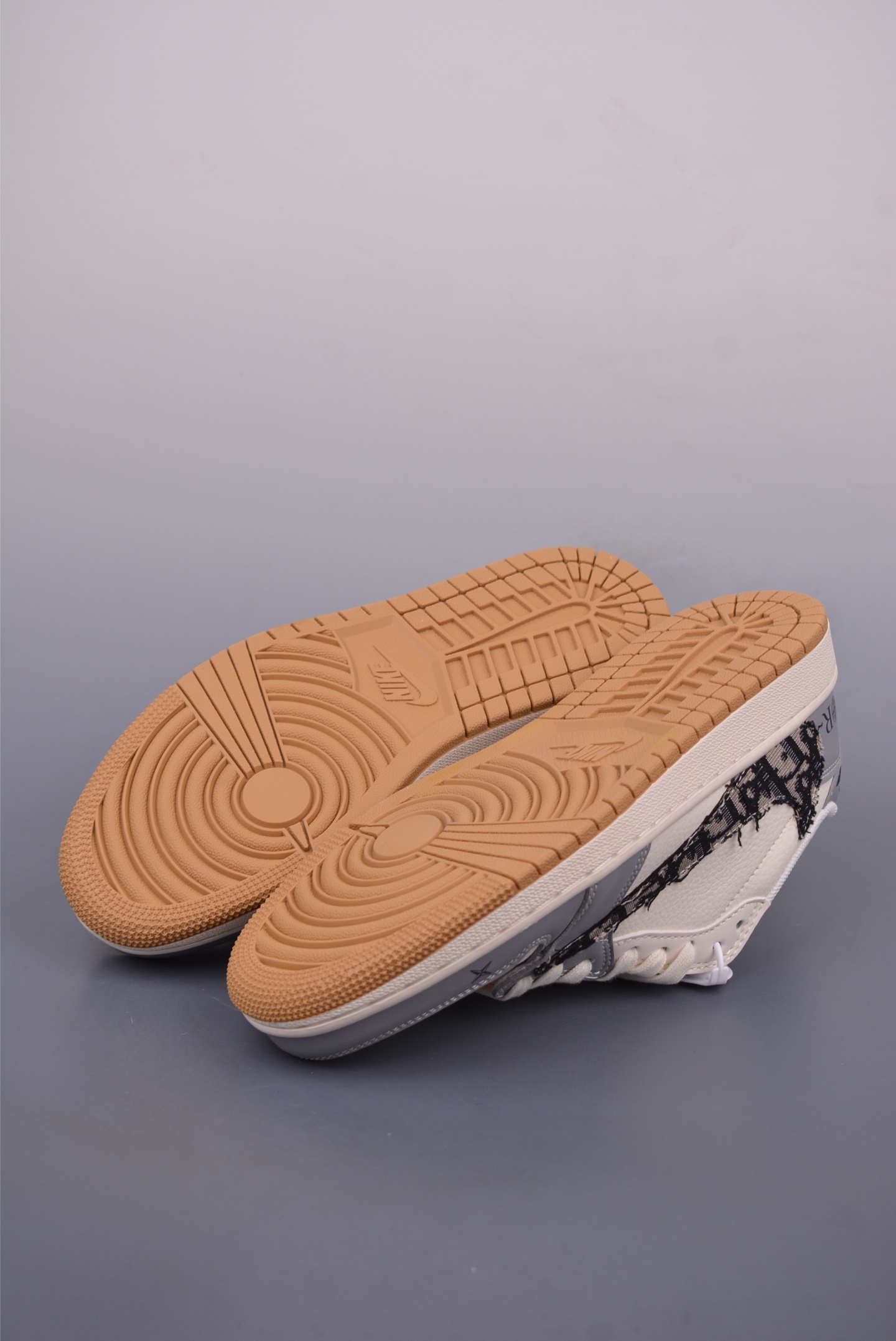 Fragment x Travis Scott x Dior Air Jordan 1 Low 三方联名倒钩 XF8698-077