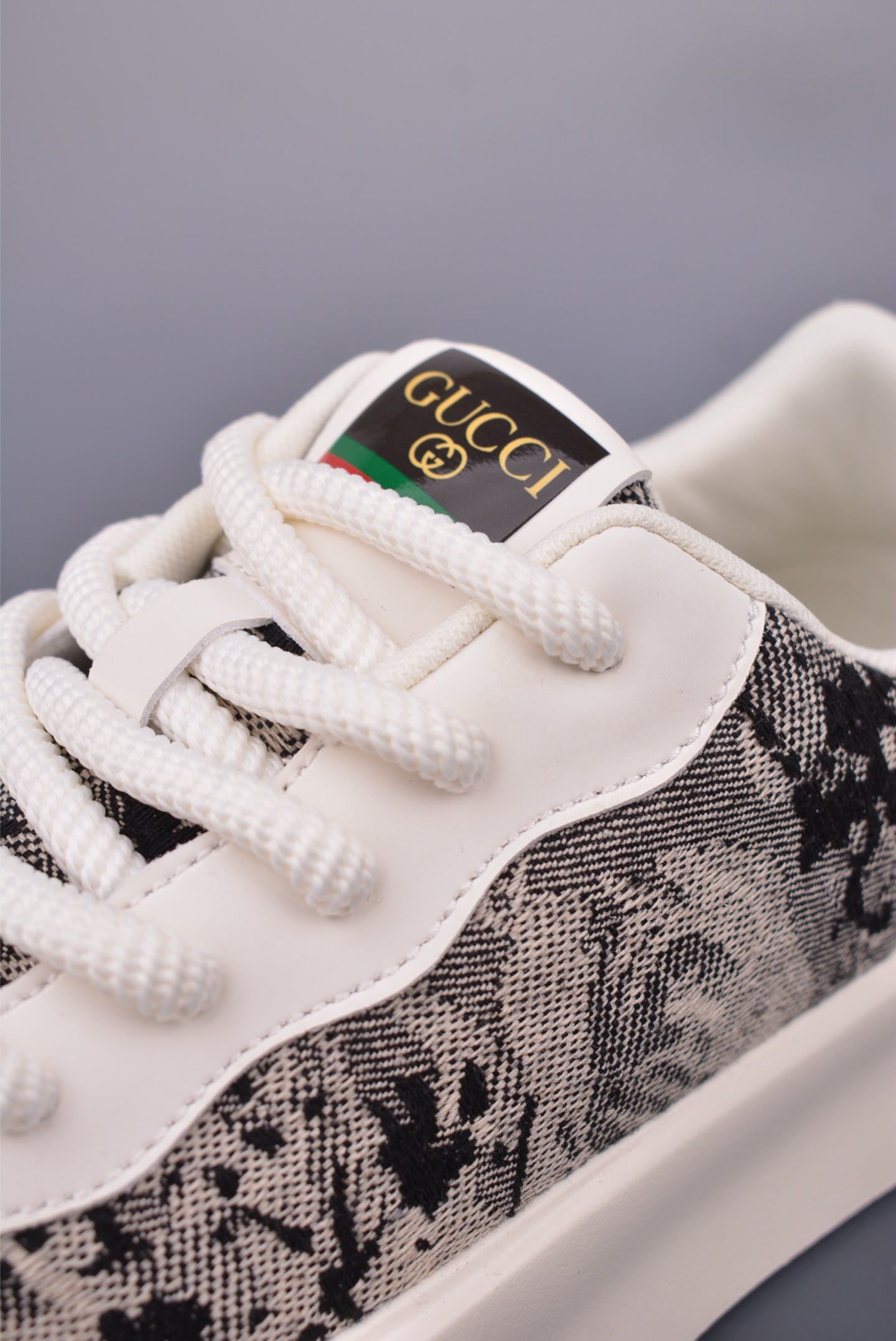 【GUCCI】古驰今年最新款男鞋 香港-专柜同步 全品相 顶级进口材料 极为亲肤舒适 摸上去非常的细腻