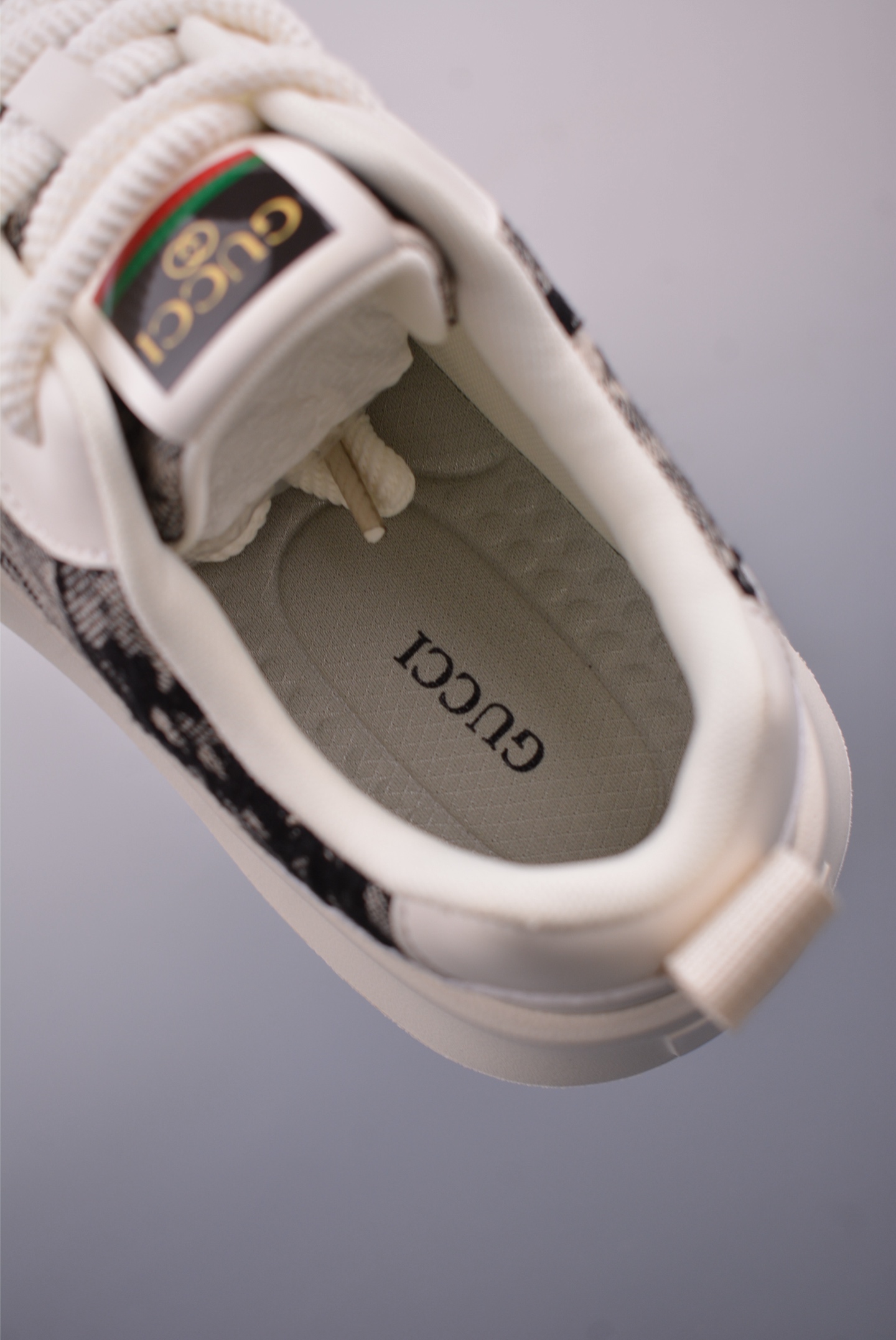 【GUCCI】古驰今年最新款男鞋 香港-专柜同步 全品相 顶级进口材料 极为亲肤舒适 摸上去非常的细腻