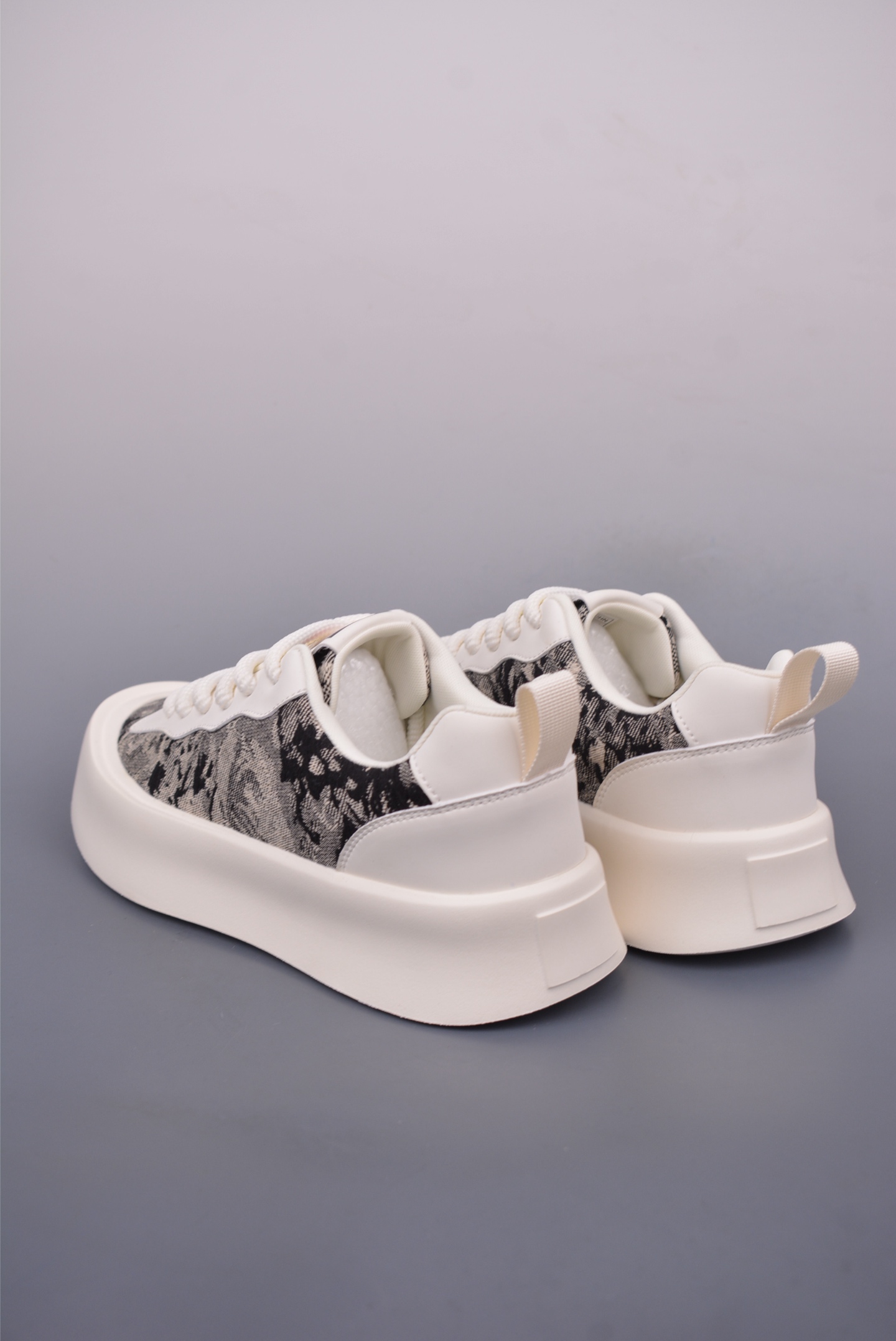 【GUCCI】古驰今年最新款男鞋 香港-专柜同步 全品相 顶级进口材料 极为亲肤舒适 摸上去非常的细腻