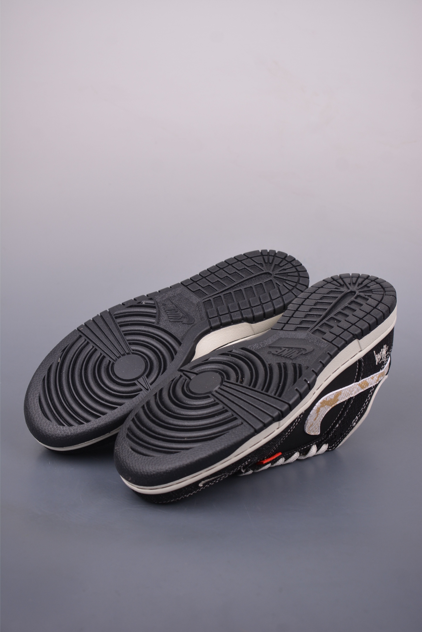 Nike SB Dunk Low DIY Black and White Sneakers First Layer Material 4 i1747355291894 6647 0 2