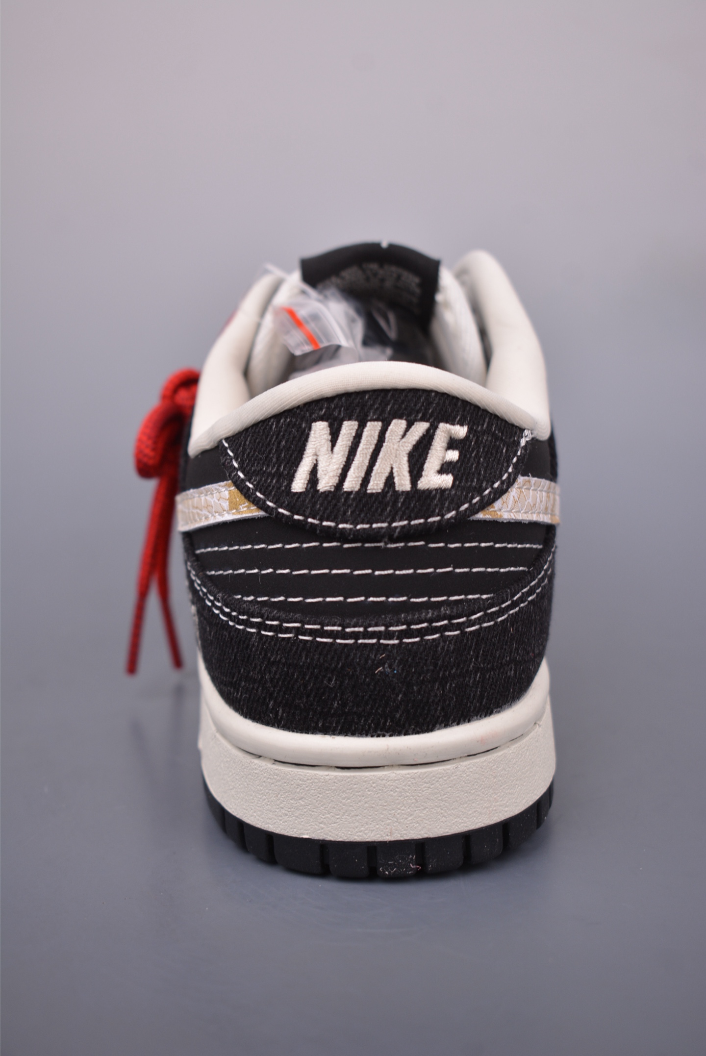 Nike SB Dunk Low DIY Black and White Sneakers First Layer Material 5 i1747355295039 0 0 3