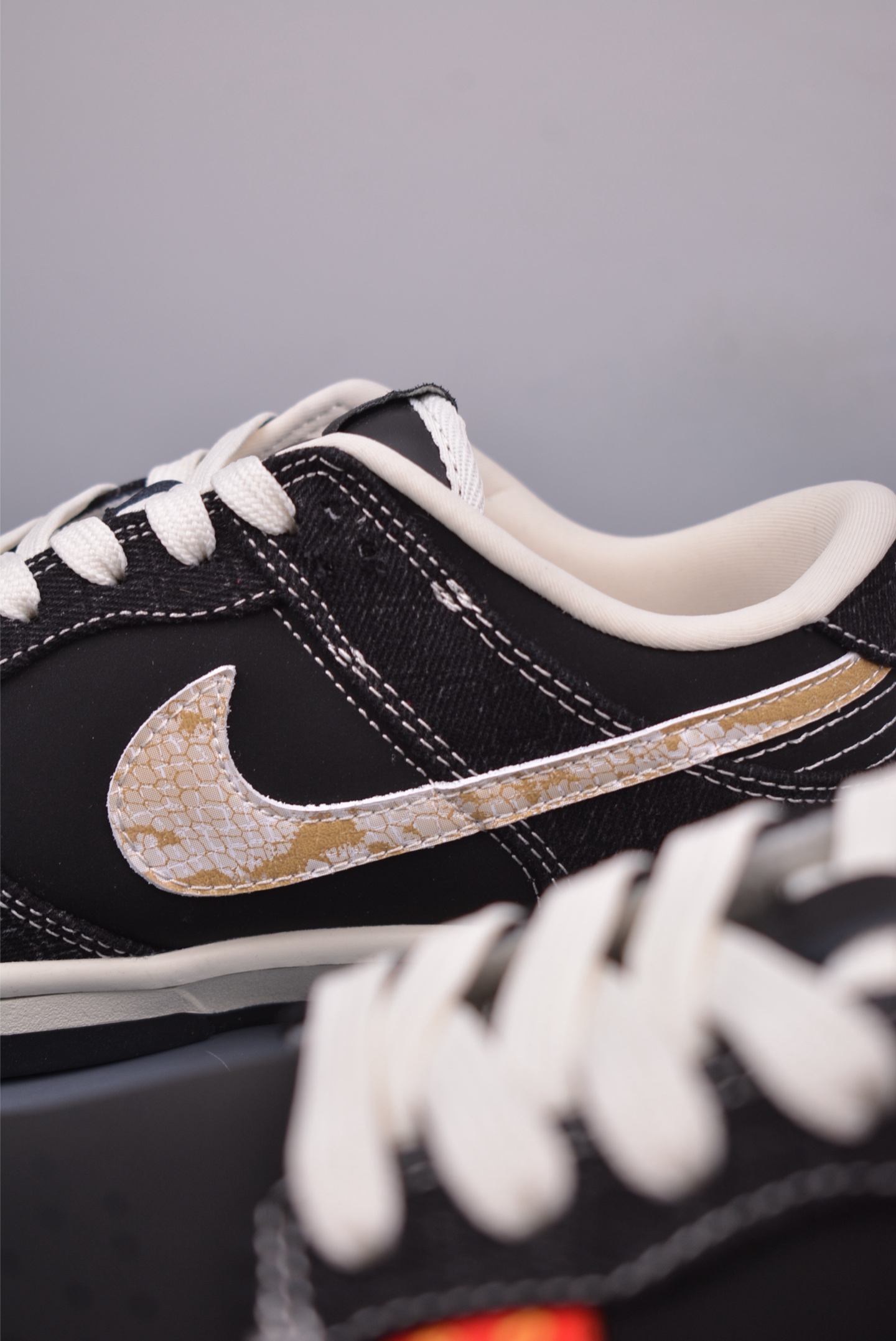 Nike SB Dunk Low DIY Black and White Sneakers First Layer Material 9 i1747355295051 9267 0 7