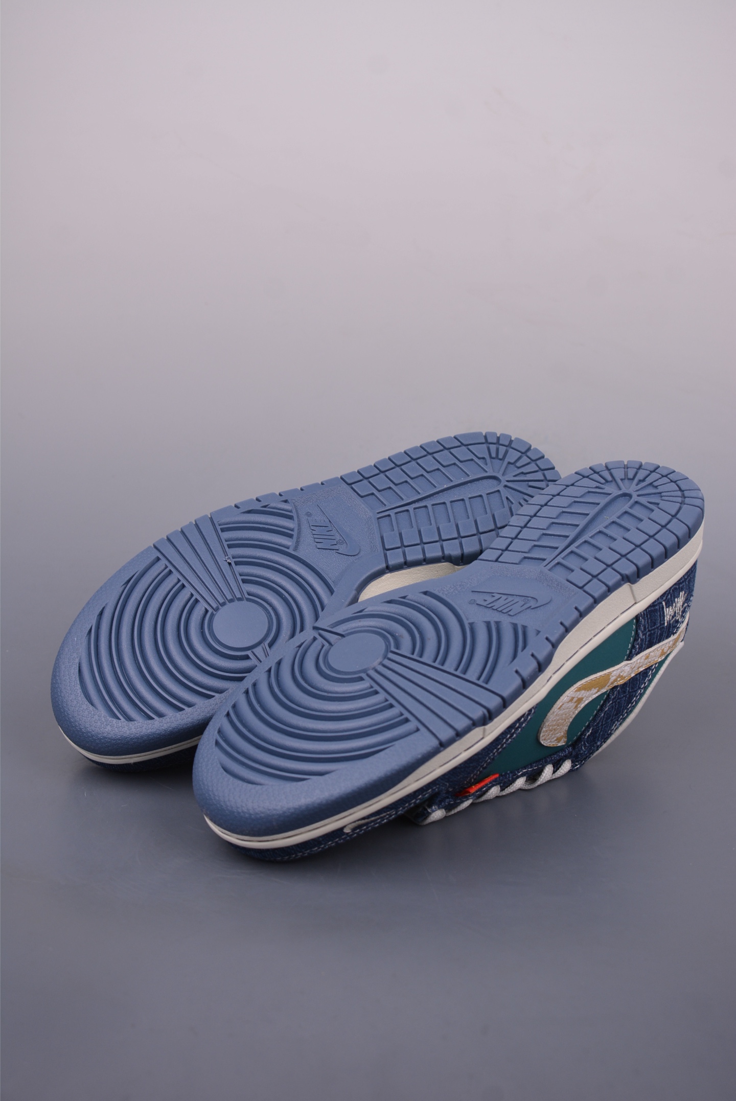 Nike SB Dunk Low DIY - Premium Leather, Enhanced Comfort, Durable Outsole 3 i1747355307309 1285 0 2