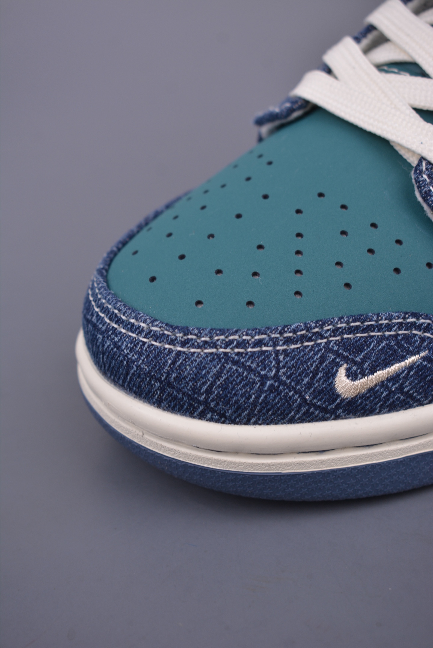 Nike SB Dunk Low DIY - Premium Leather, Enhanced Comfort, Durable Outsole 6 i1747355310484 267 0 5
