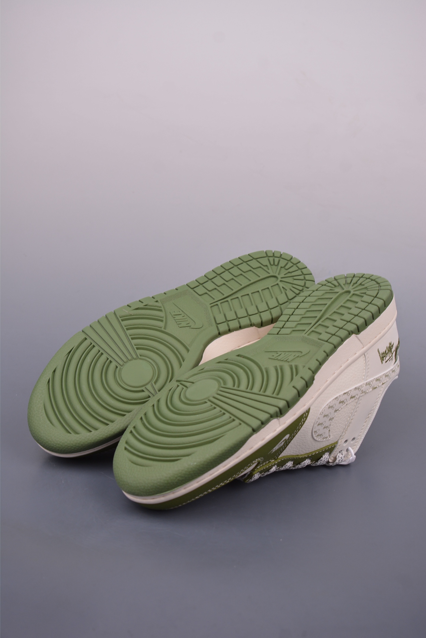 Nike SB Dunk Low Stussy: Premium Quality, Comfortable Sneakers 3 i1747355520745 3330 0 2