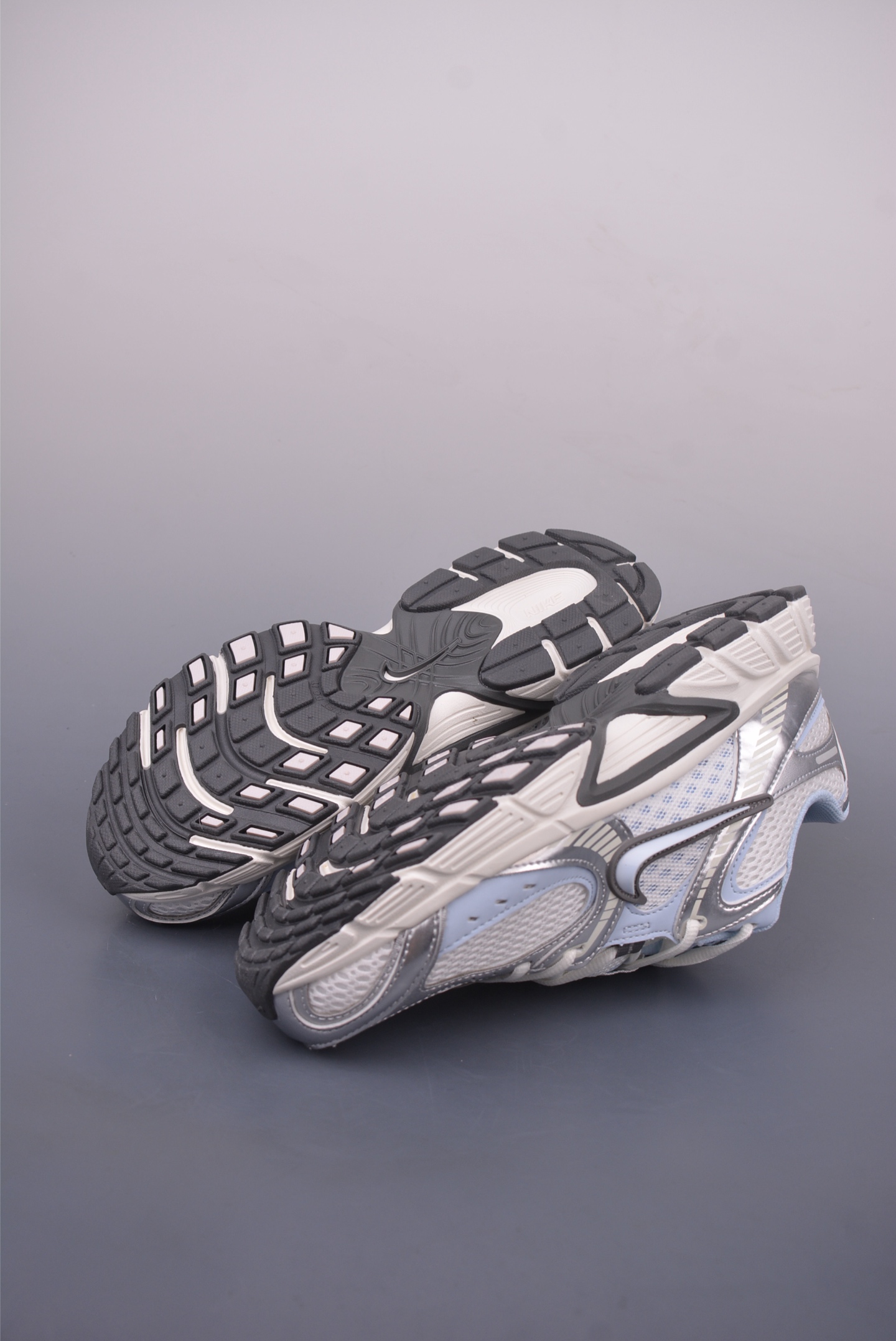 Nike V5 RNR Low-Top Running Shoes - Comfort, Style, and Durability 4 i1747439747125 6369 0 2