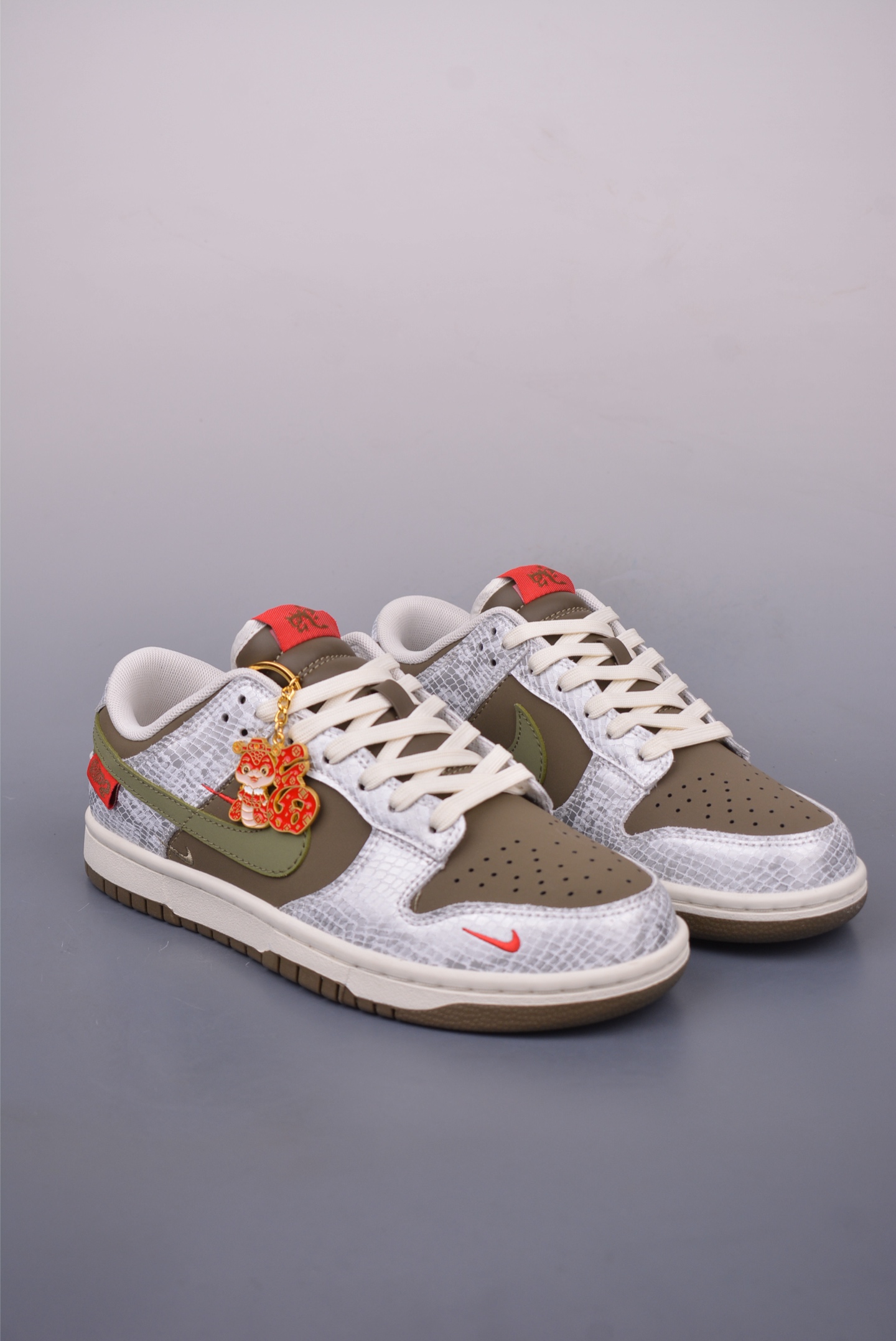 Nike SB Dunk Low DIY - Original Leather, Exclusive Fit, and Pristine Quality 2 i1747526588838 8162 0 0
