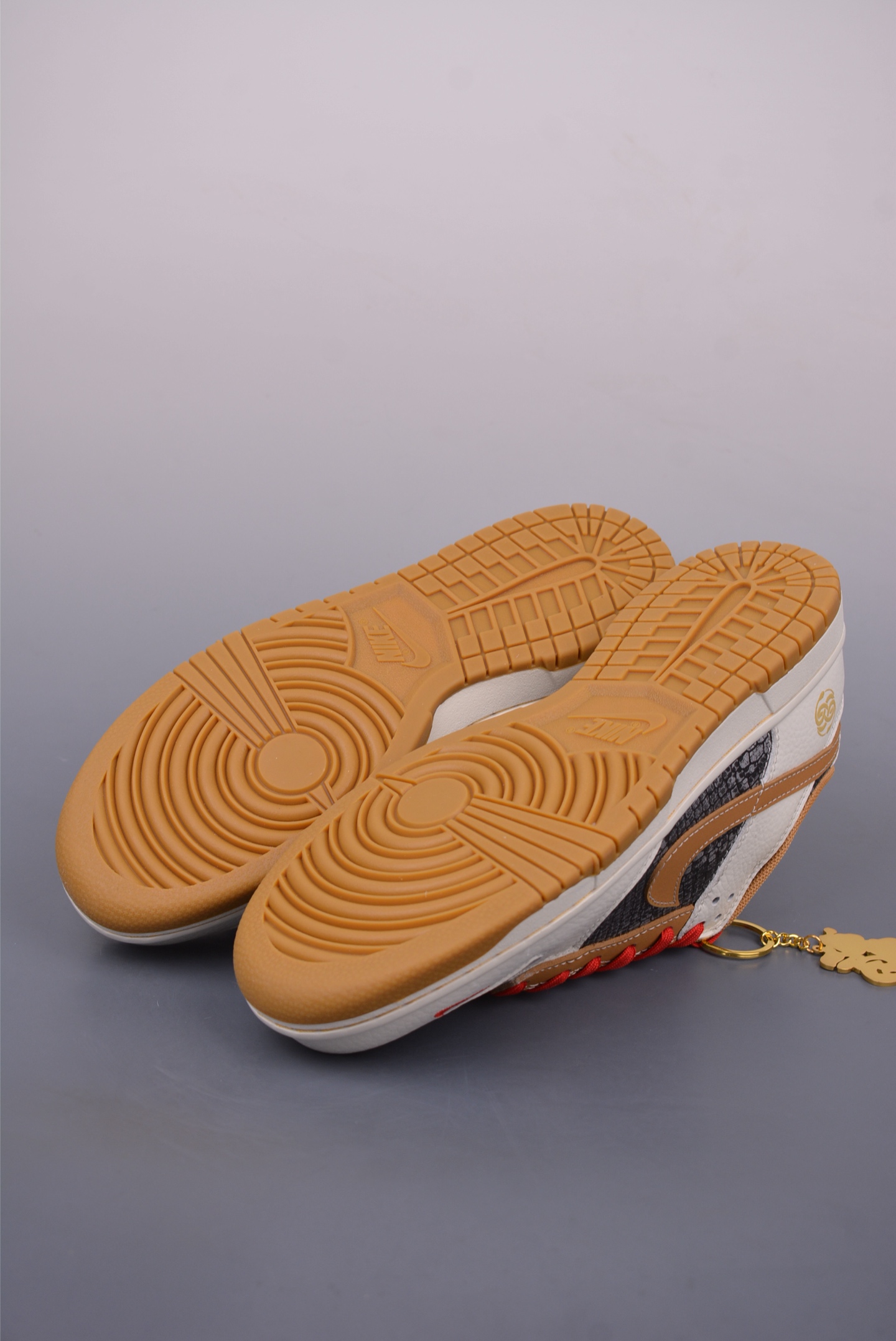 Nike SB Dunk Low DIY Custom Sneakers - Premium Leather, Perfect Detailing 4 i1747526627208 883 0 2