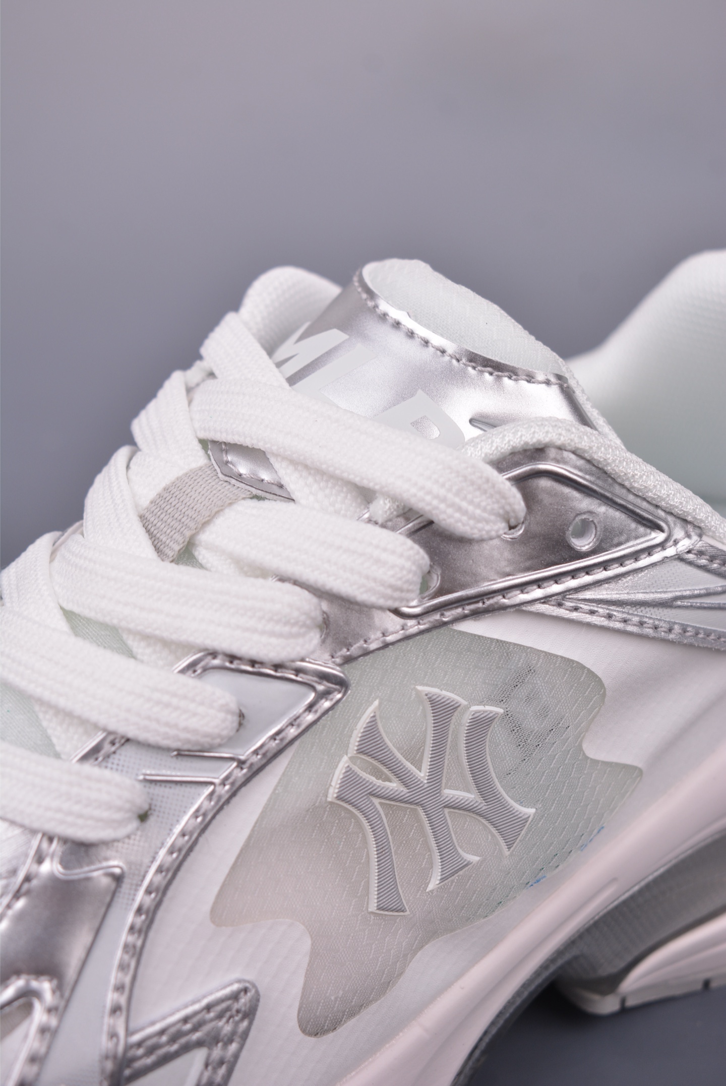 MLB Curve Runner Mono Mesh New York Yankees Chunky Sneakers Silver Women's 7 i1747606138743 2619 0 6