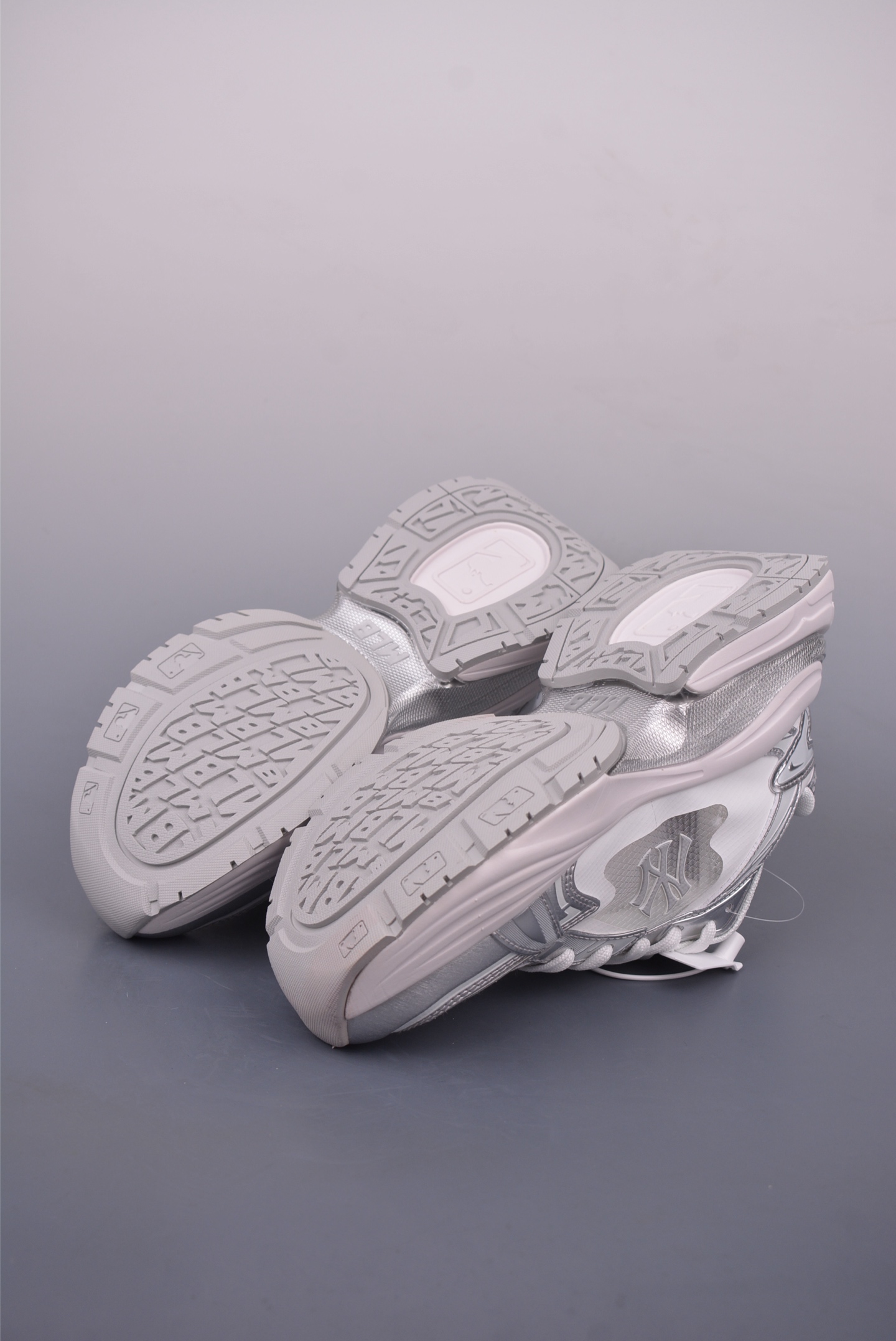 MLB Curve Runner Mono Mesh New York Yankees Chunky Sneakers Silver Women's 3 i1747606138810 5831 0 2