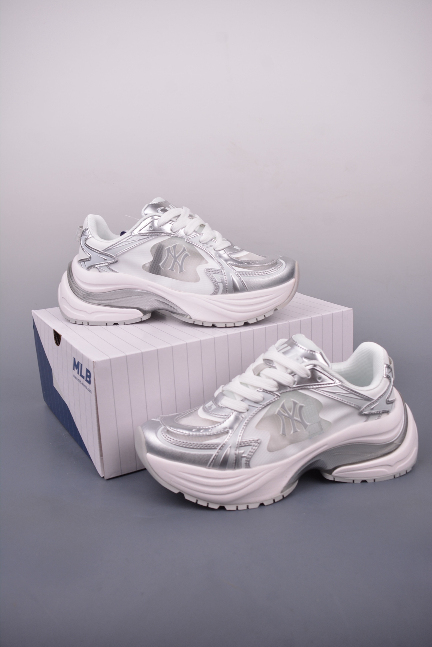 MLB Curve Runner Mono Mesh New York Yankees Chunky Sneakers Silver Women's 5 i1747606144383 6117 0 4