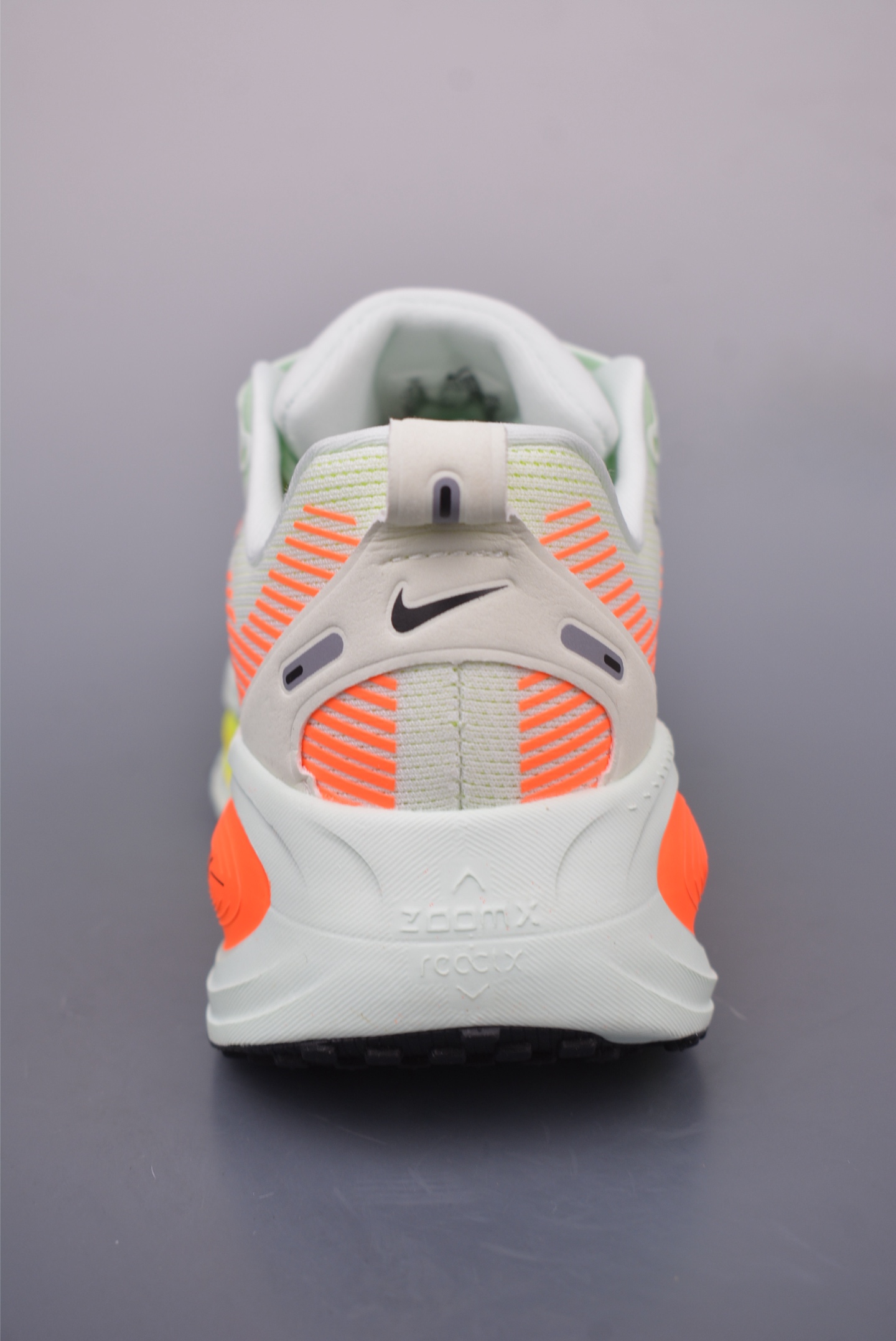180 Nike Air Zoom Vomero 18 HM6803-300
